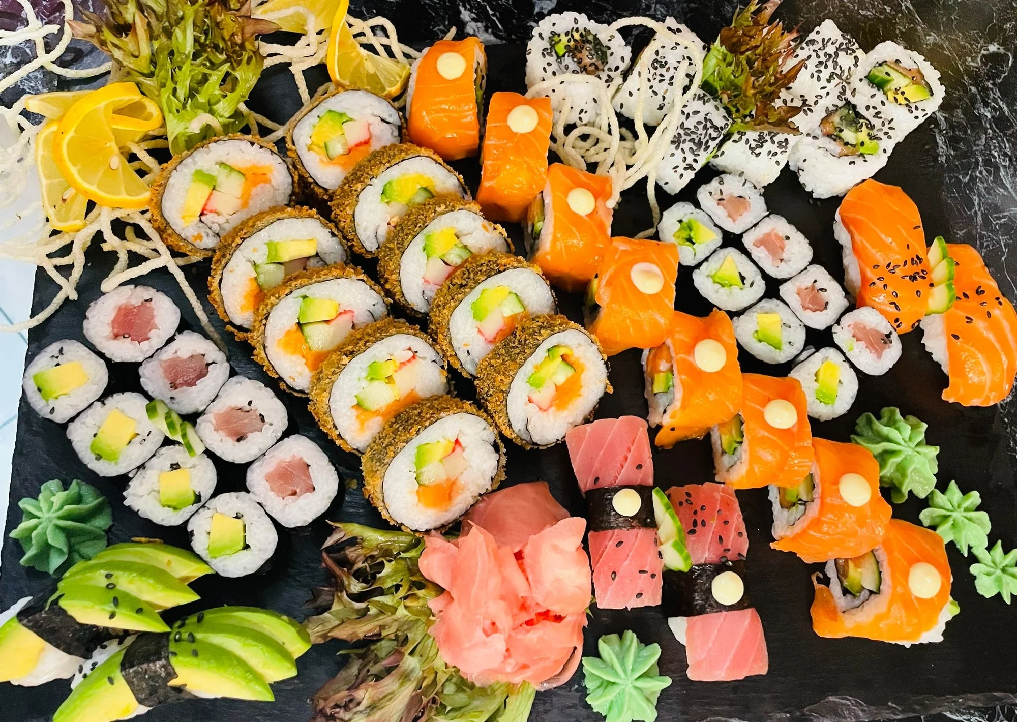 Nabité sushi sety o 38 či 48 ks v Táboře: tuňák i losos či avokádo