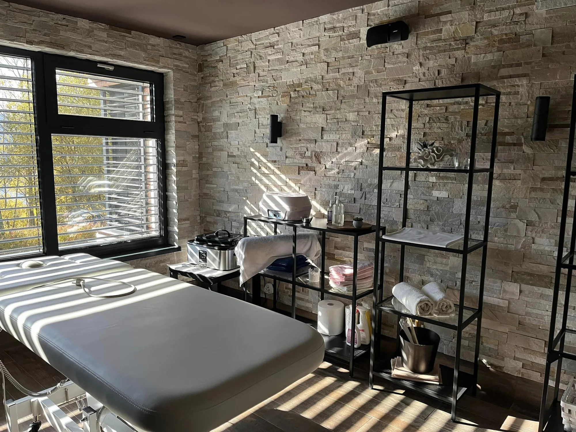 Privátní spa koupel s lahví španělského šumivého vína i se zábalem a masáží pro 2 osoby