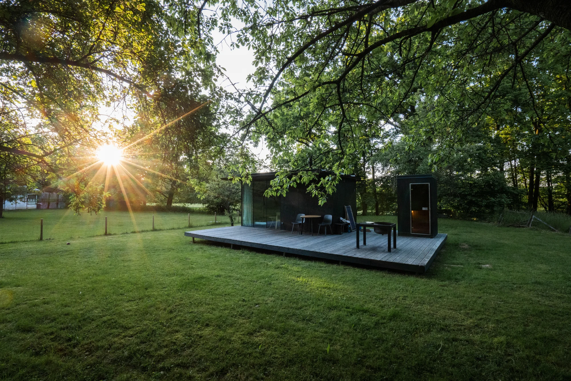 Minimalistický tiny house uprostřed přírody: soukromá sauna i grilovací stůl