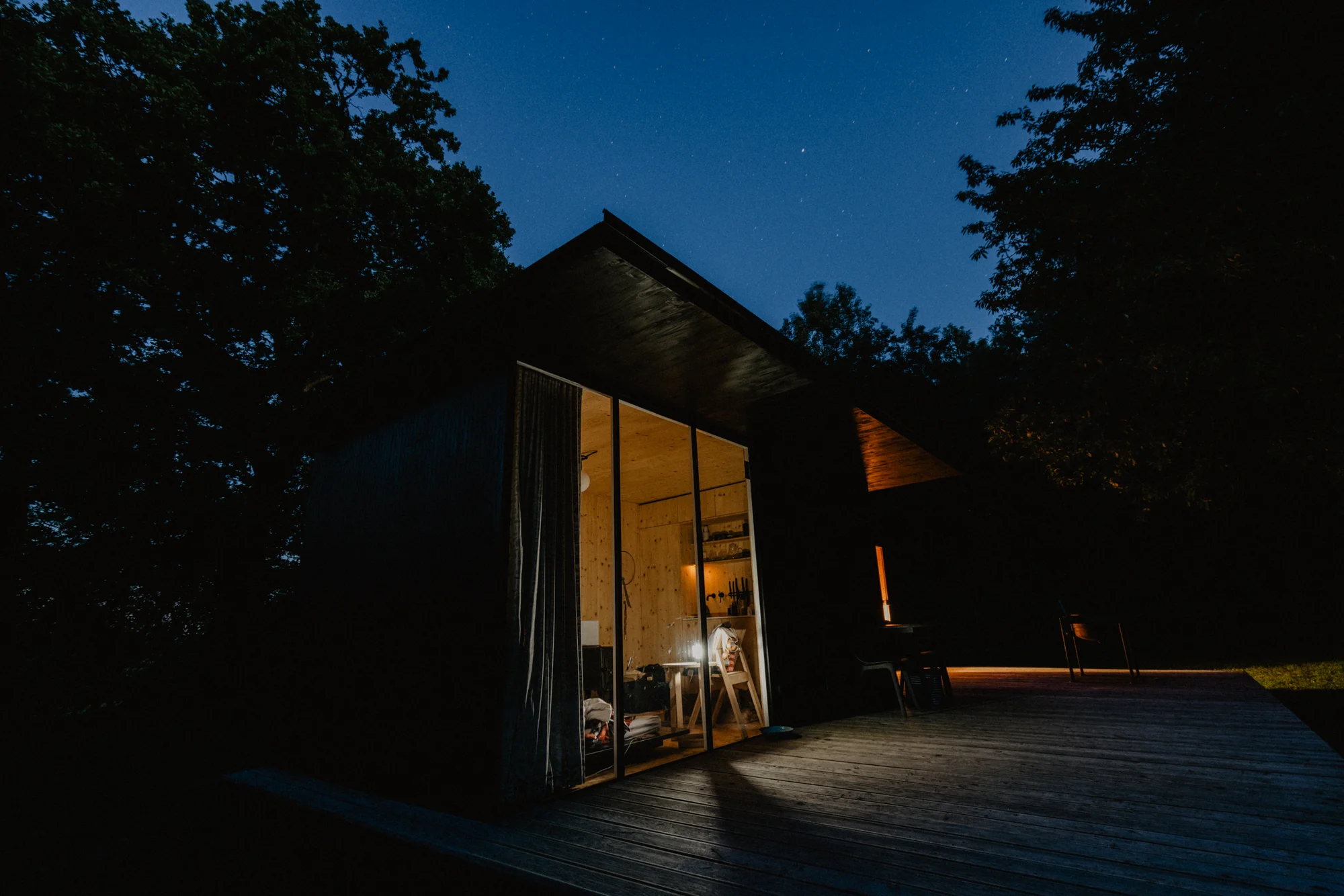 Minimalistický tiny house uprostřed přírody: soukromá sauna i grilovací stůl