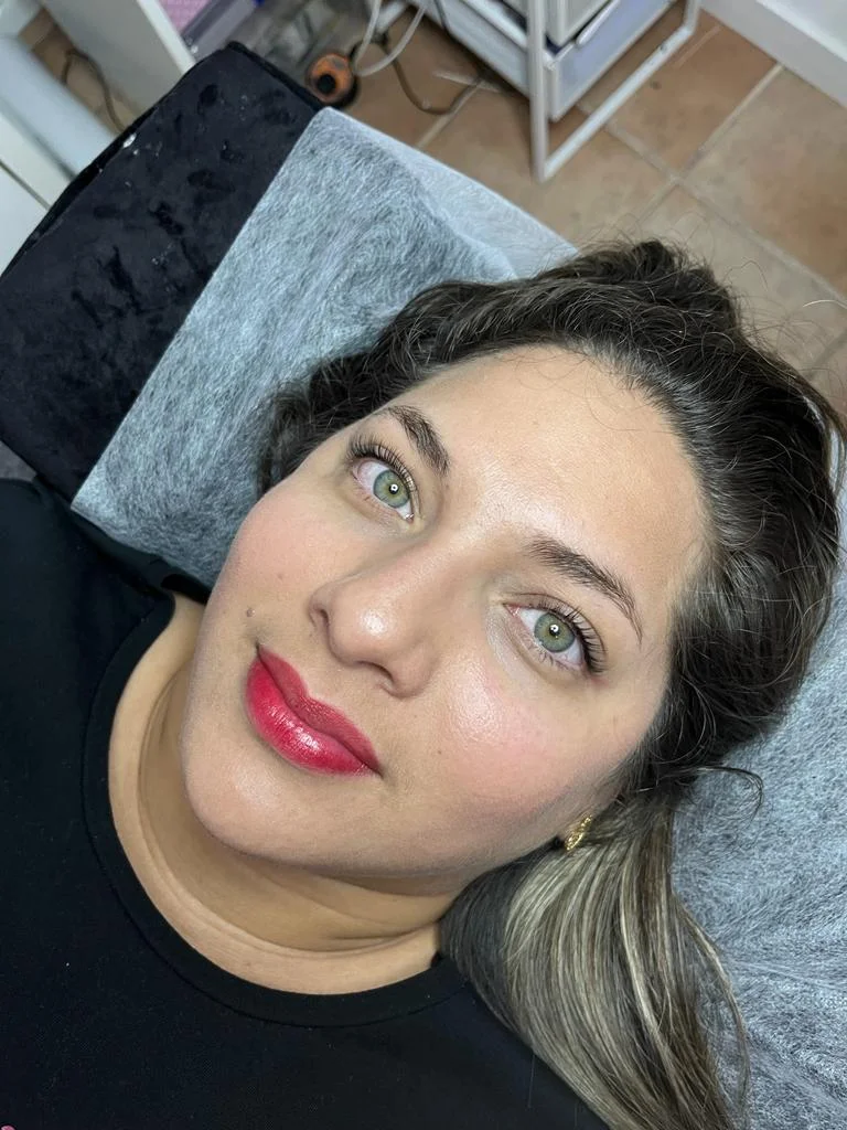Výrazné řasy a zkrocené obočí: lash lifting vč. barvení řas i laminace obočí