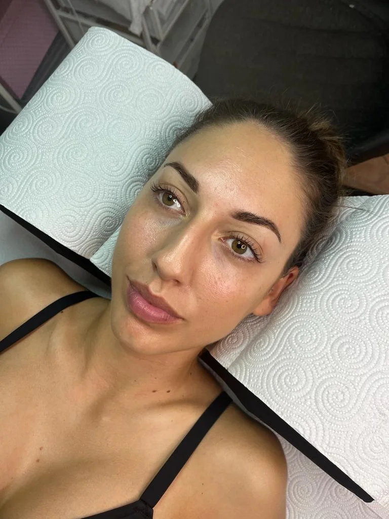 Výrazné řasy a zkrocené obočí: lash lifting vč. barvení řas i laminace obočí