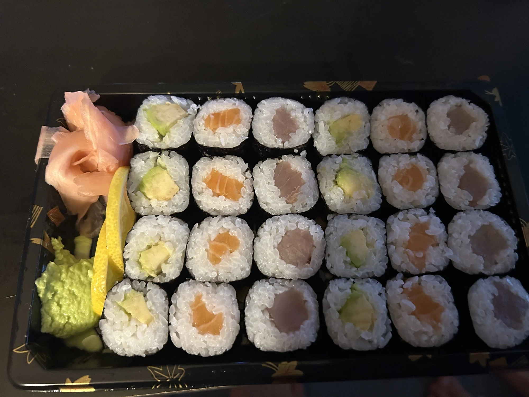 Sushi sety: 24 nebo 36 rolek s lososem, avokádem i chobotnicí