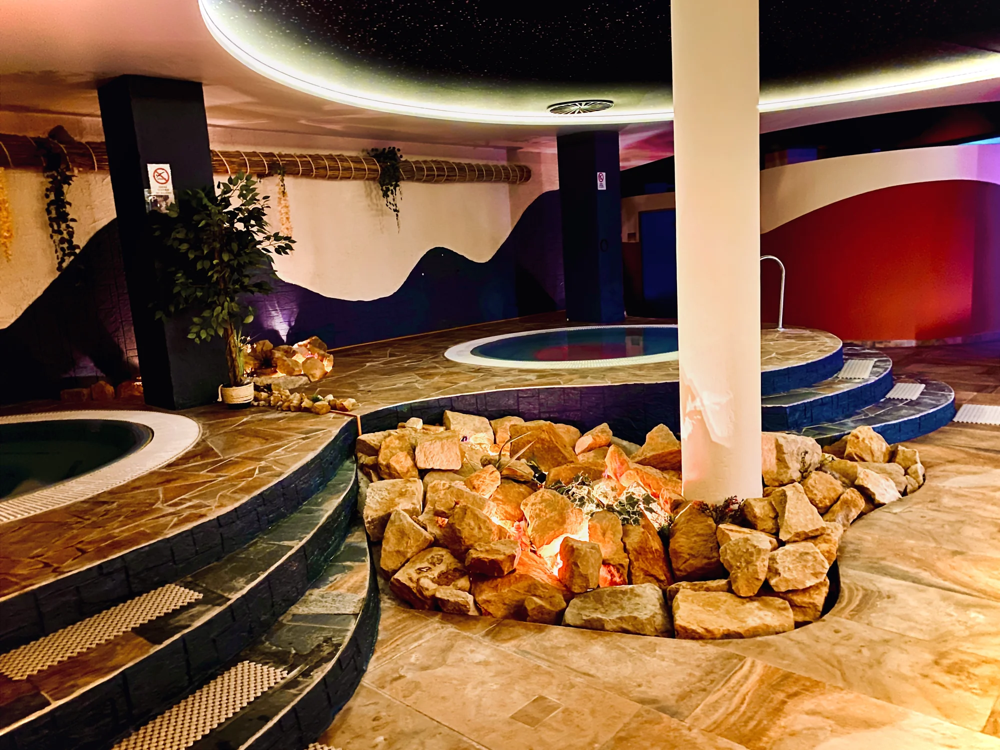 Hodina relaxace: velký saunový svět s 10 druhy saun, vířivkami a intimní atmosférou