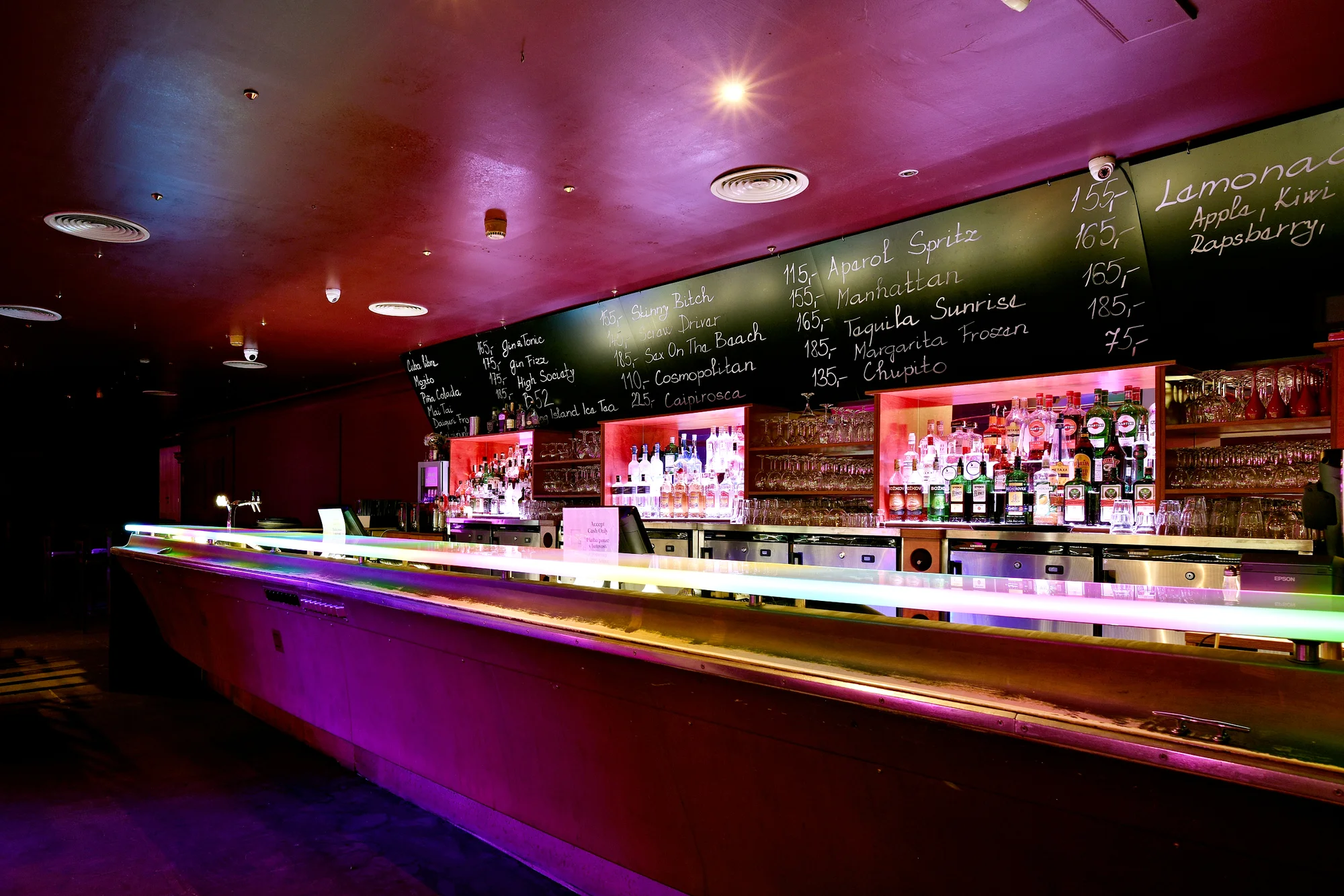 Roller Rink Prague: první americké bruslení v ČR, vstup s půjčením bruslí i popcornem a nápojem