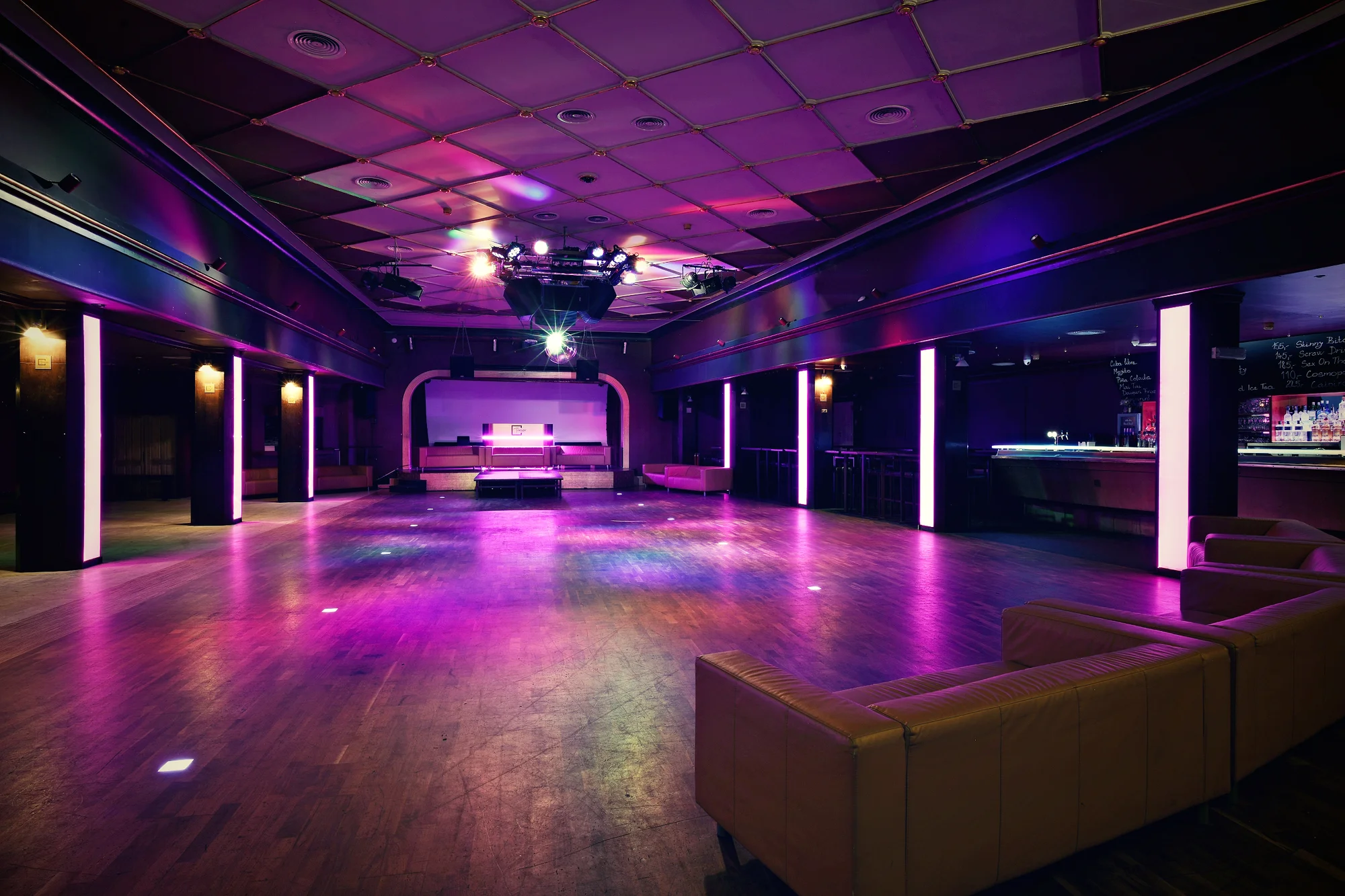 Roller Rink Prague: první americké bruslení v ČR, vstup s půjčením bruslí i popcornem a nápojem