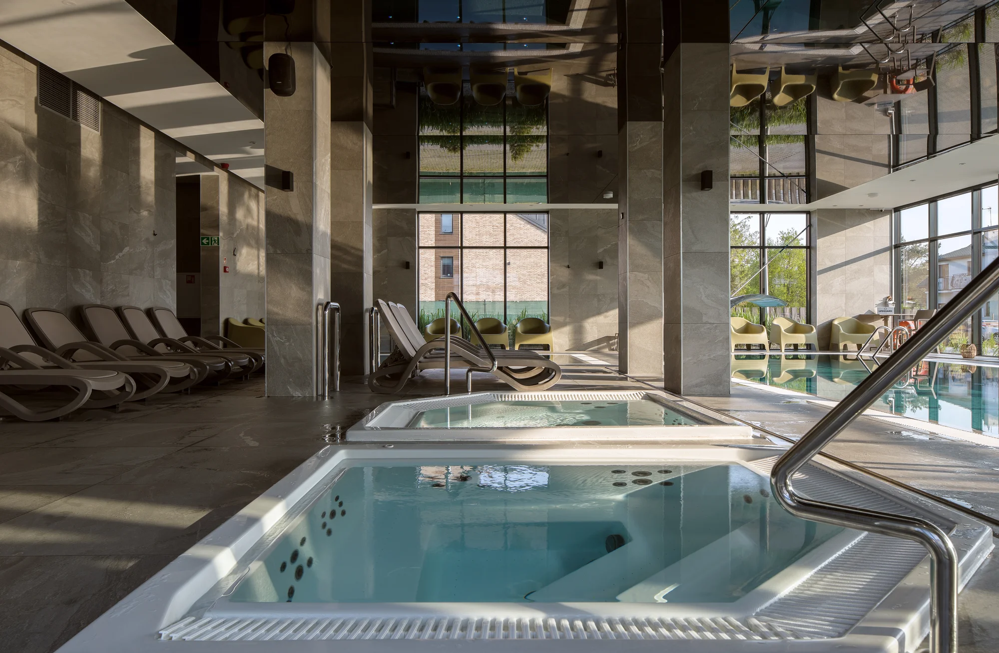 Dovolená u Baltu pro páry i rodiny: moderní resort s wellness, bazénem a jídlem, 5 min. od pláže