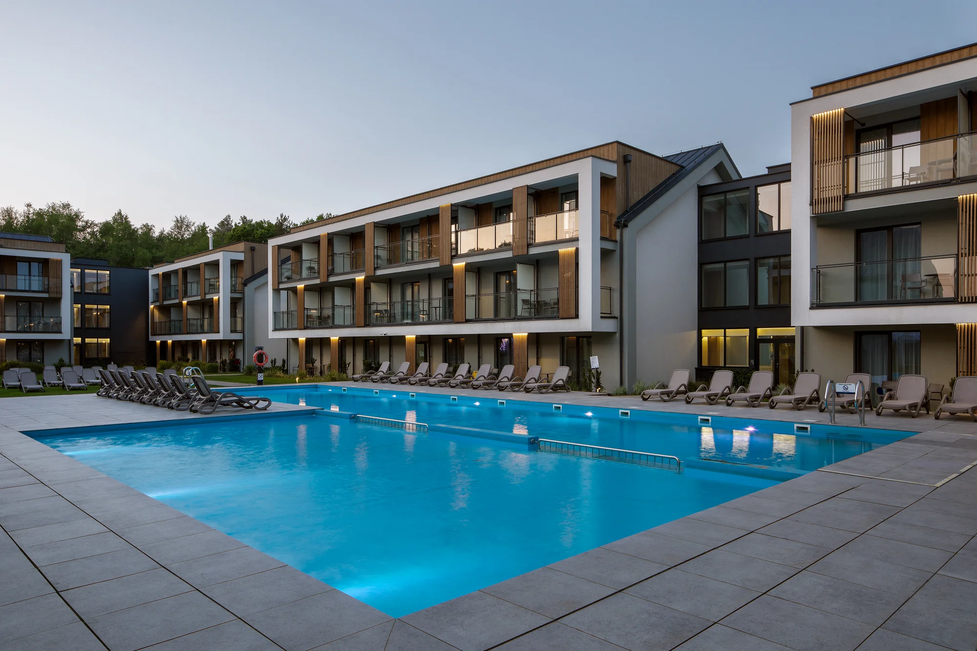 Dovolená u Baltu pro páry i rodiny: moderní resort s wellness, bazénem a jídlem, 5 min. od pláže