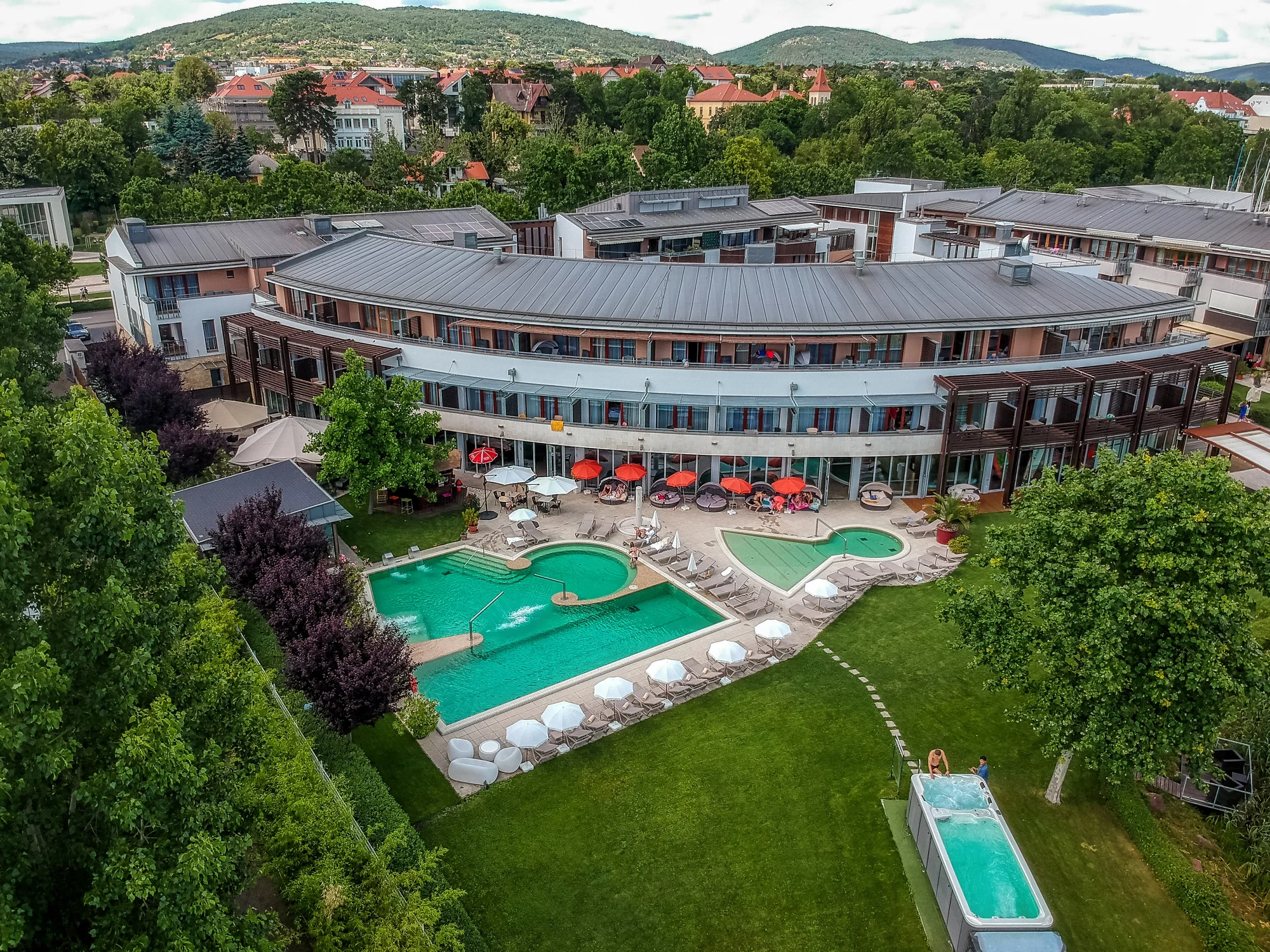Moderní hotel na břehu Balatonu: polopenze, neomezený wellness i bazény