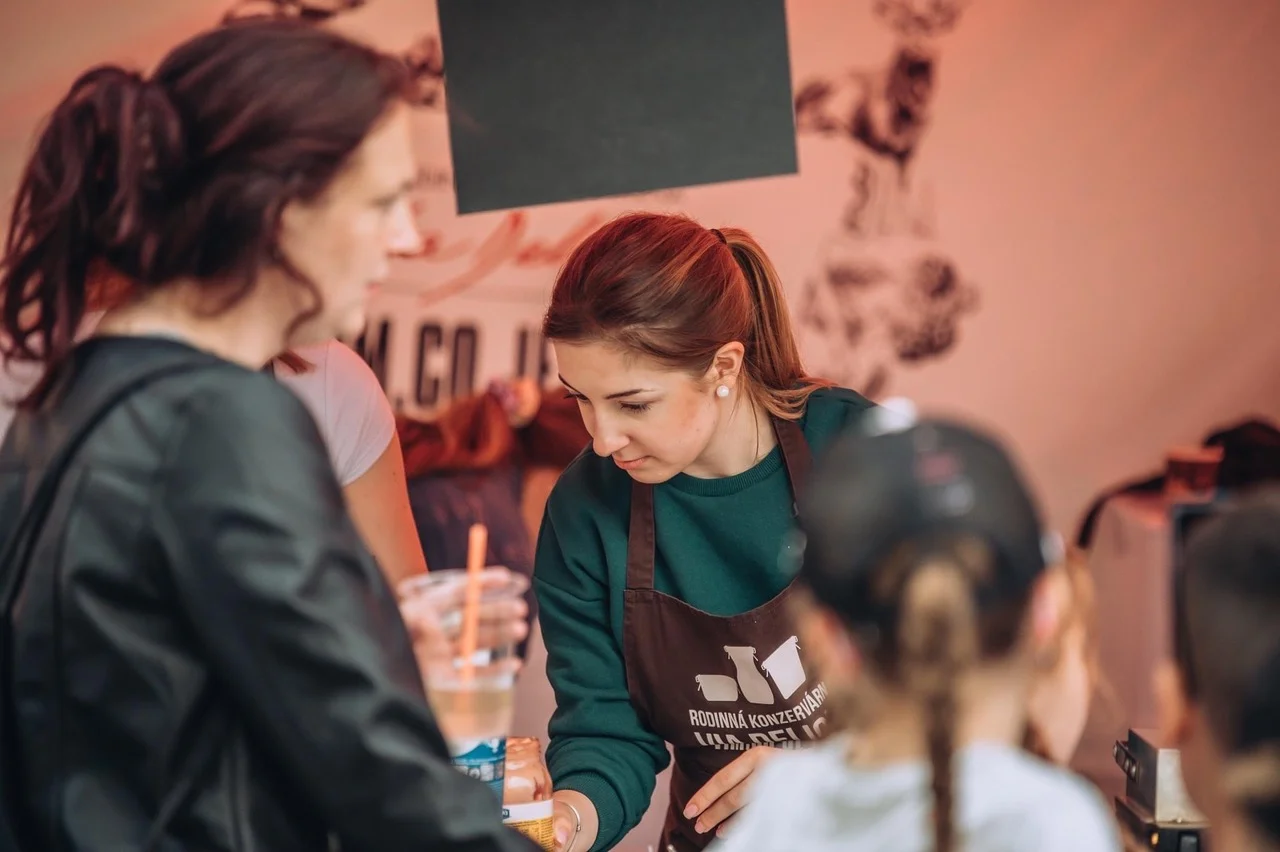 Exkurze do výrobny delikates: ochutnávka paštik, džemů jednohubky i domácí limonáda