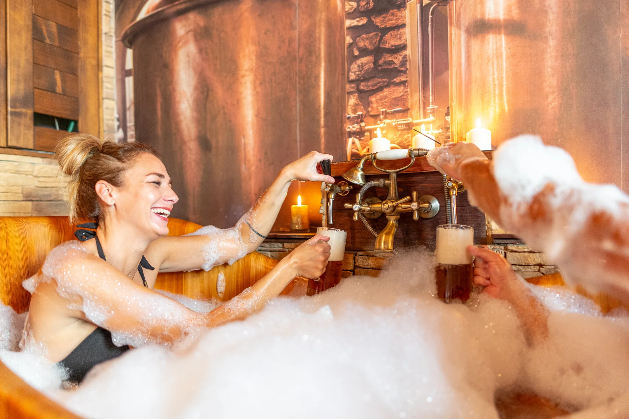 90 minut luxusní relaxace pro 2 osoby: pivní lázeň, masáž zad a šíje, chléb se sádlem a škvarky, pivo