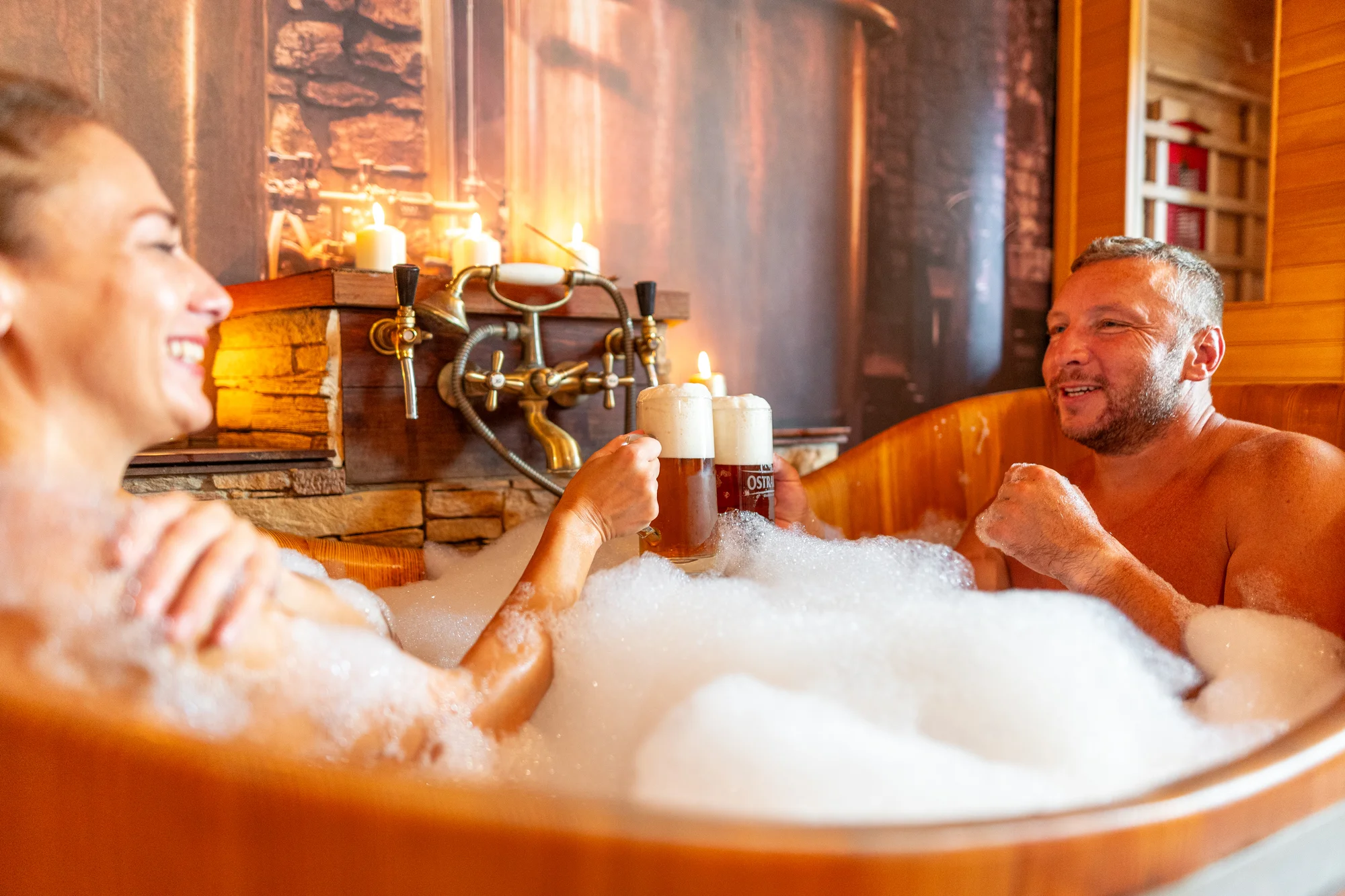 90 minut luxusní relaxace pro 2 osoby: pivní lázeň, masáž zad a šíje, chléb se sádlem a škvarky, pivo
