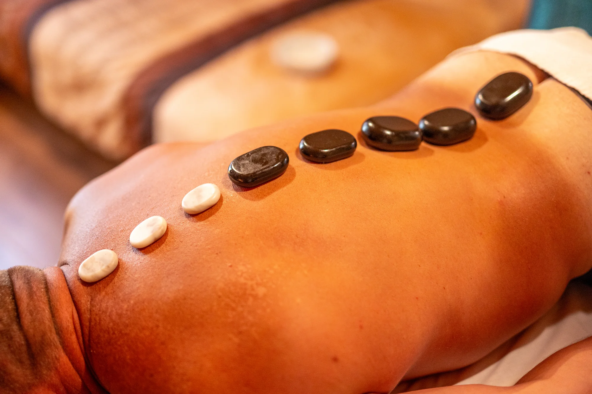 Dokonalý relax: Masáž nohou, lávovými kameny nebo horkým olejem vč. sauny a čaje