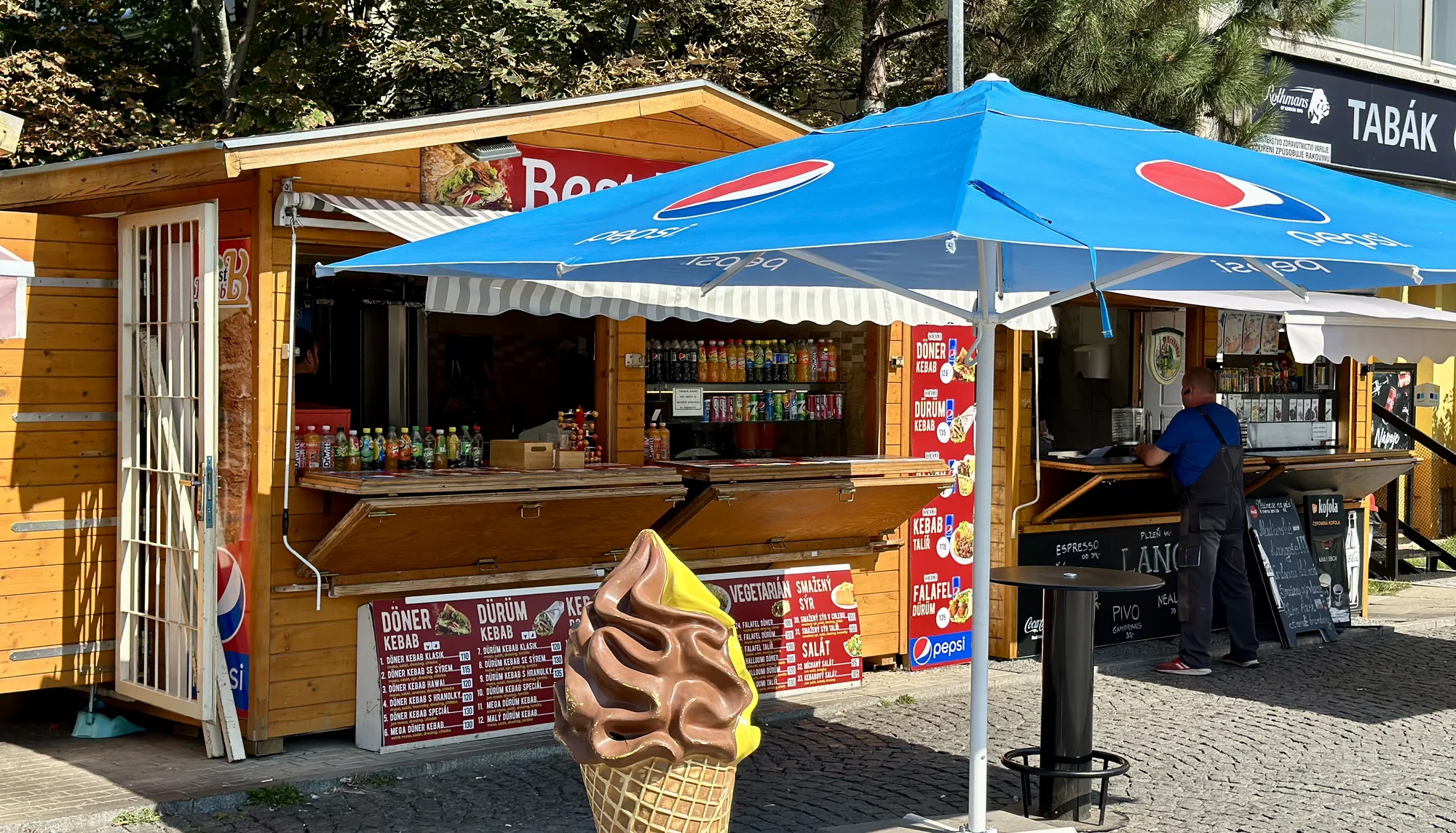 Kebab v boxu, pitě nebo tortille a nápoj na odnos s sebou