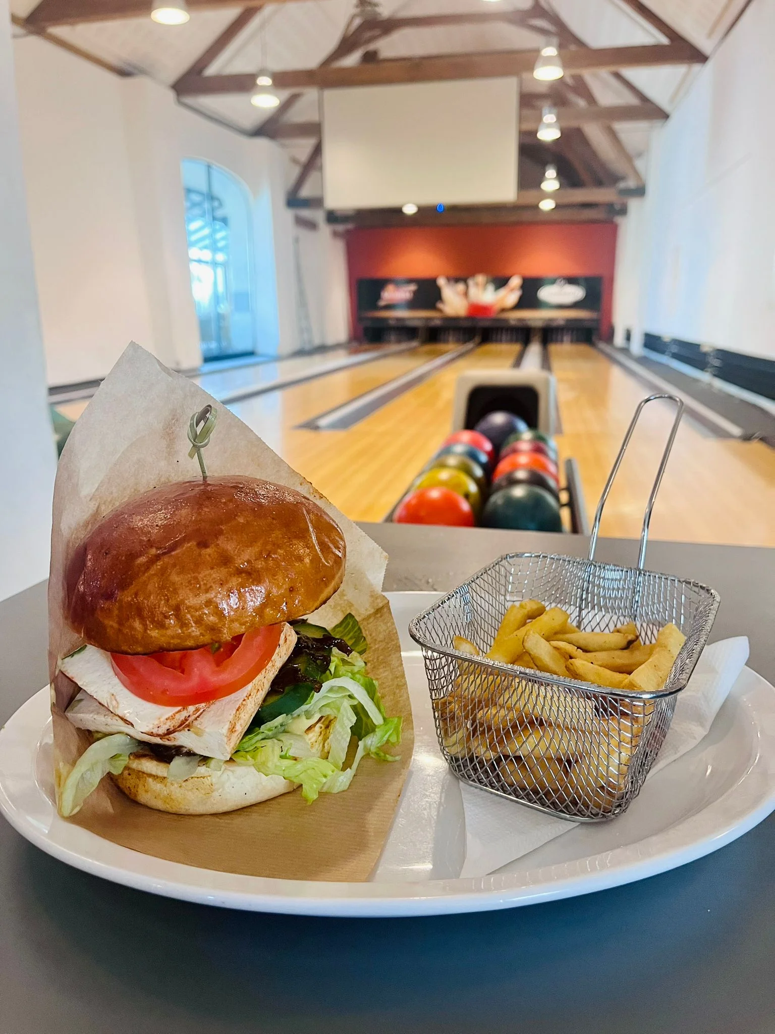 Pronájem bowlingové dráhy na 2 hodiny a tatarák, burger, smažák či quesadilla pro 4 hráče na Ladronce