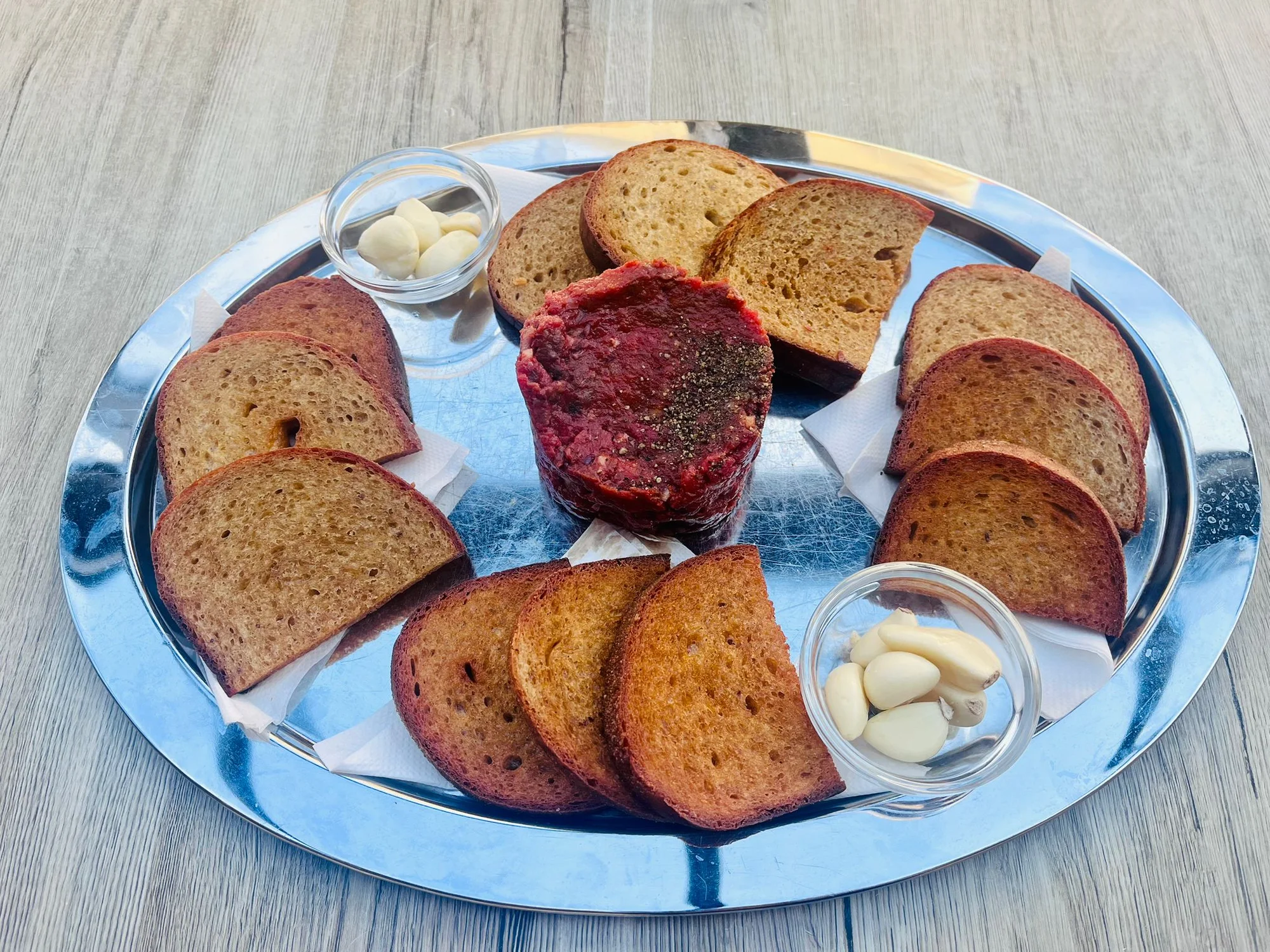 Pronájem bowlingové dráhy na 2 hodiny a tatarák, burger, smažák či quesadilla pro 4 hráče na Ladronce