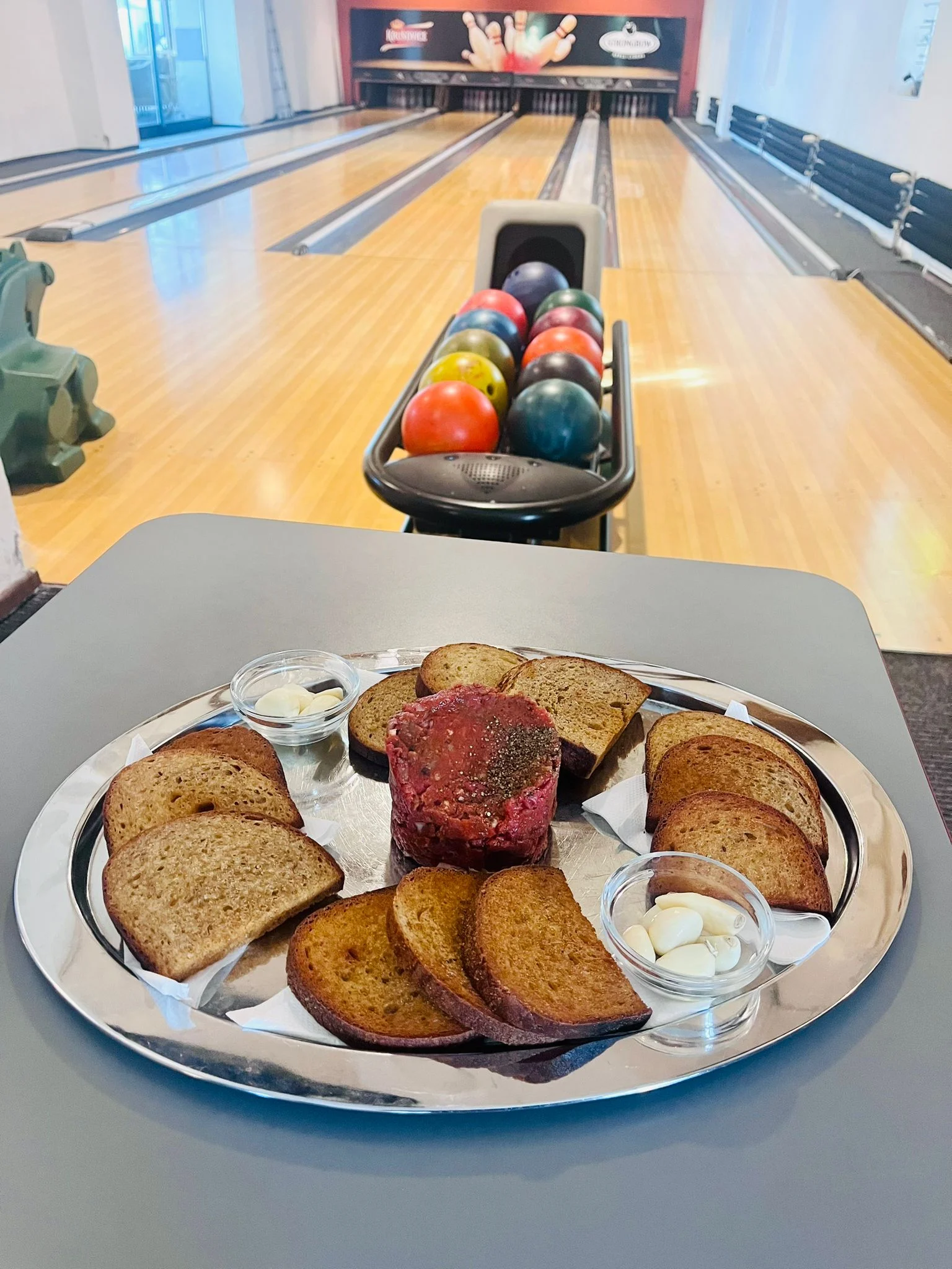 Pronájem bowlingové dráhy na 2 hodiny a tatarák, burger, smažák či quesadilla pro 4 hráče na Ladronce