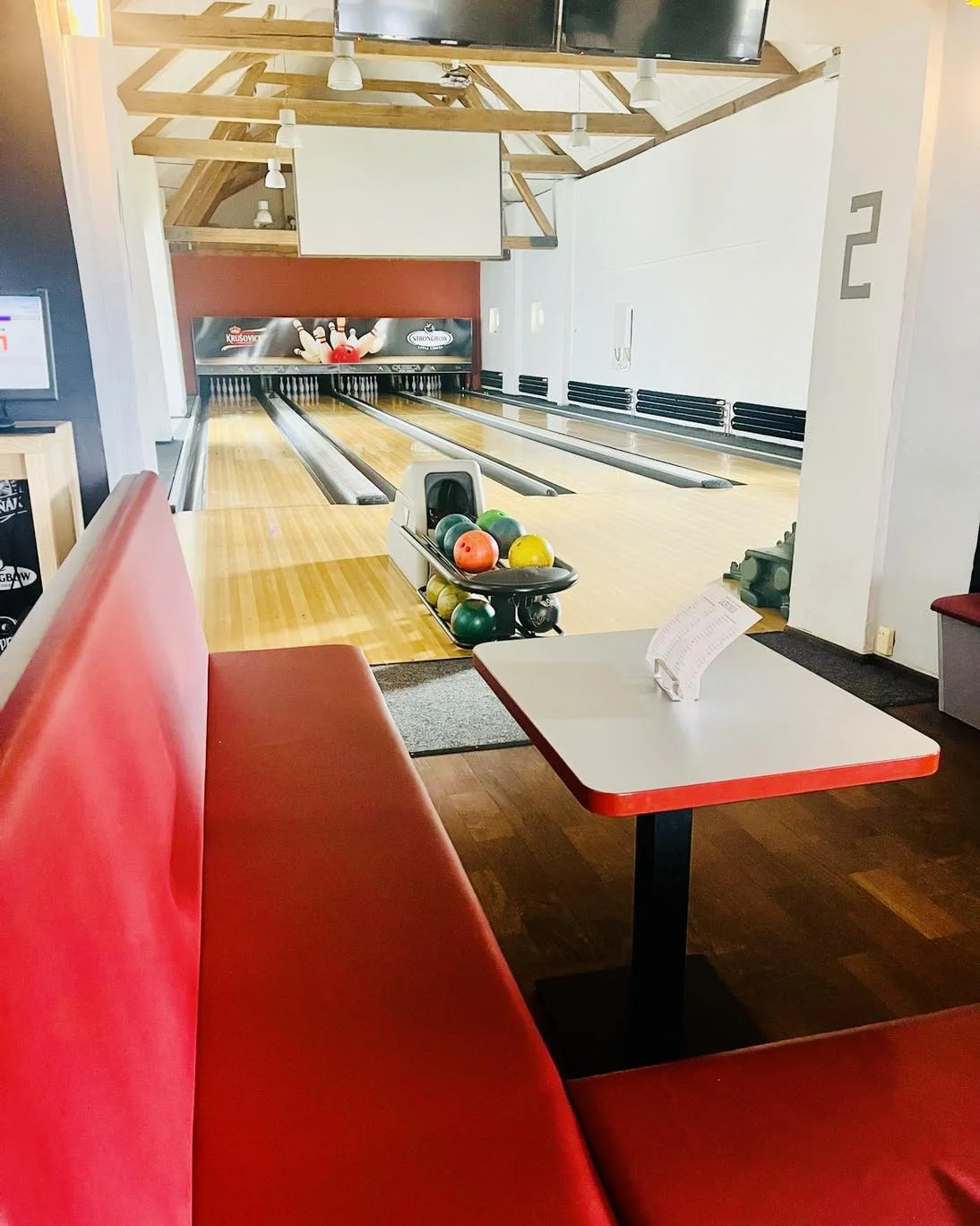 Pronájem bowlingové dráhy na 2 hodiny a tatarák, burger, smažák či quesadilla pro 4 hráče na Ladronce