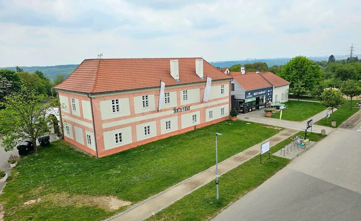 Pronájem bowlingové dráhy na 2 hodiny a tatarák, burger, smažák či quesadilla pro 4 hráče na Ladronce