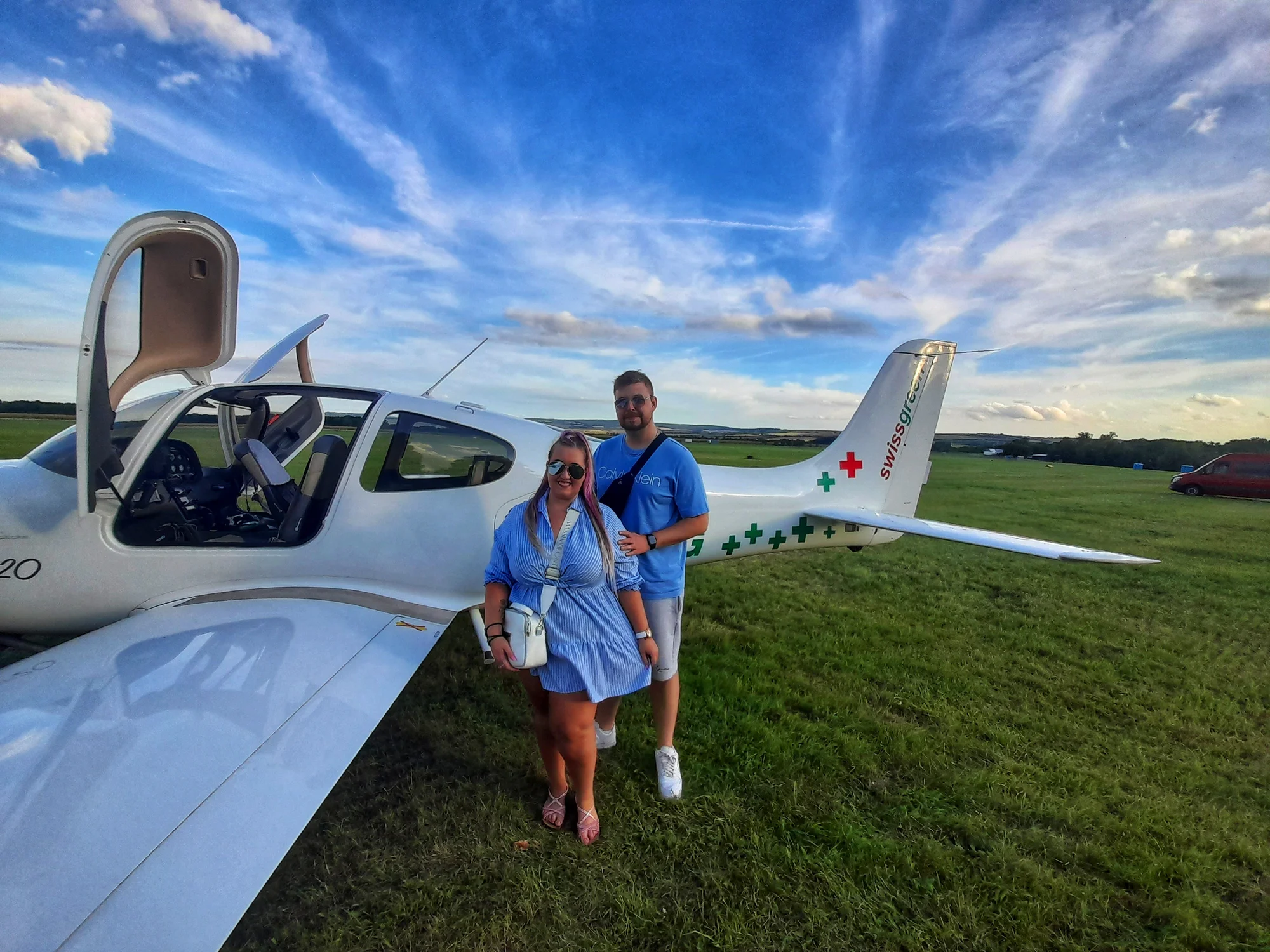 Romantický vyhlídkový let pro 2 osoby luxusním letadlem Cirrus SR 20 a k tomu sekt
