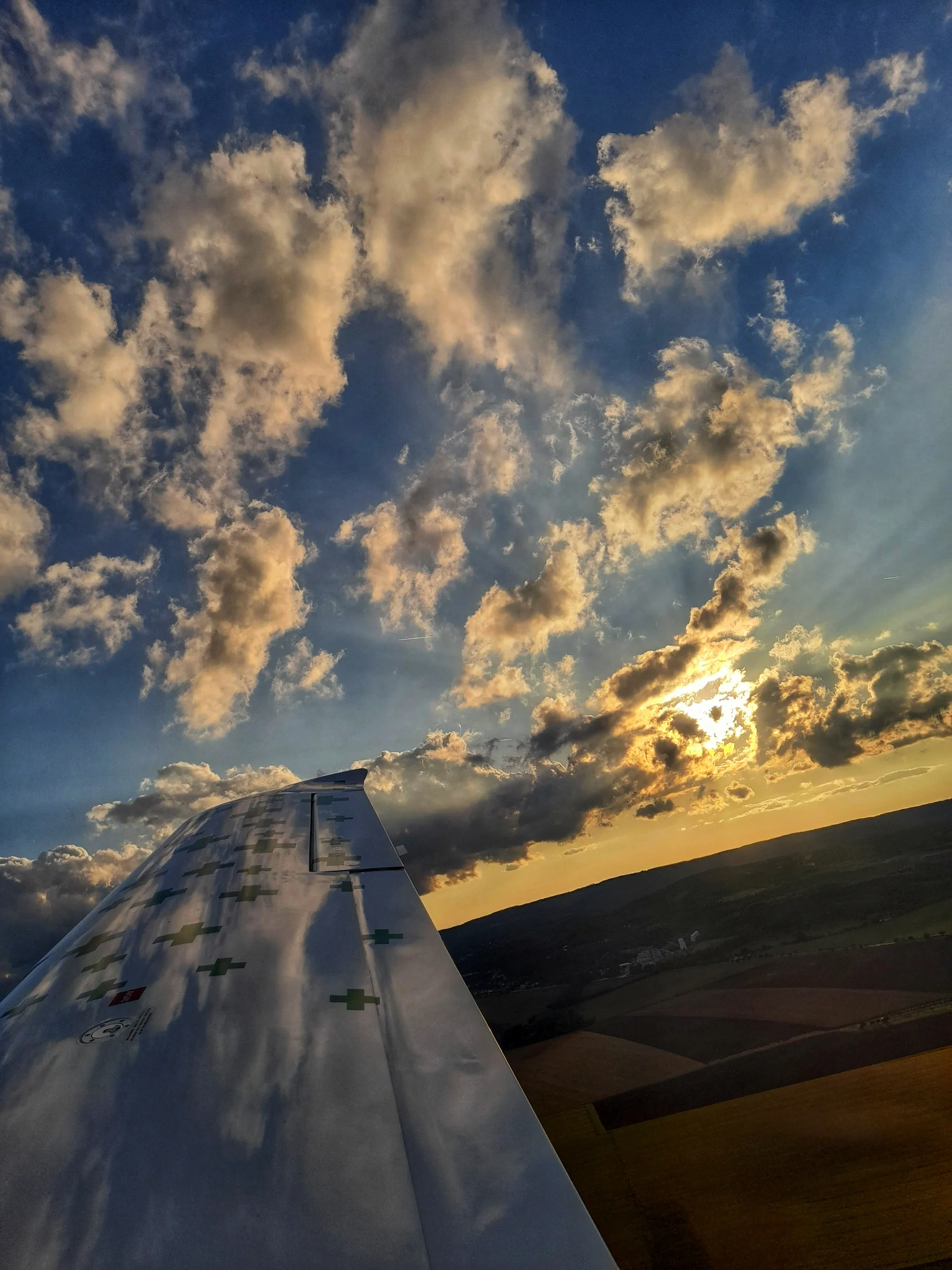 Romantický vyhlídkový let pro 2 osoby luxusním letadlem Cirrus SR 20 a k tomu sekt