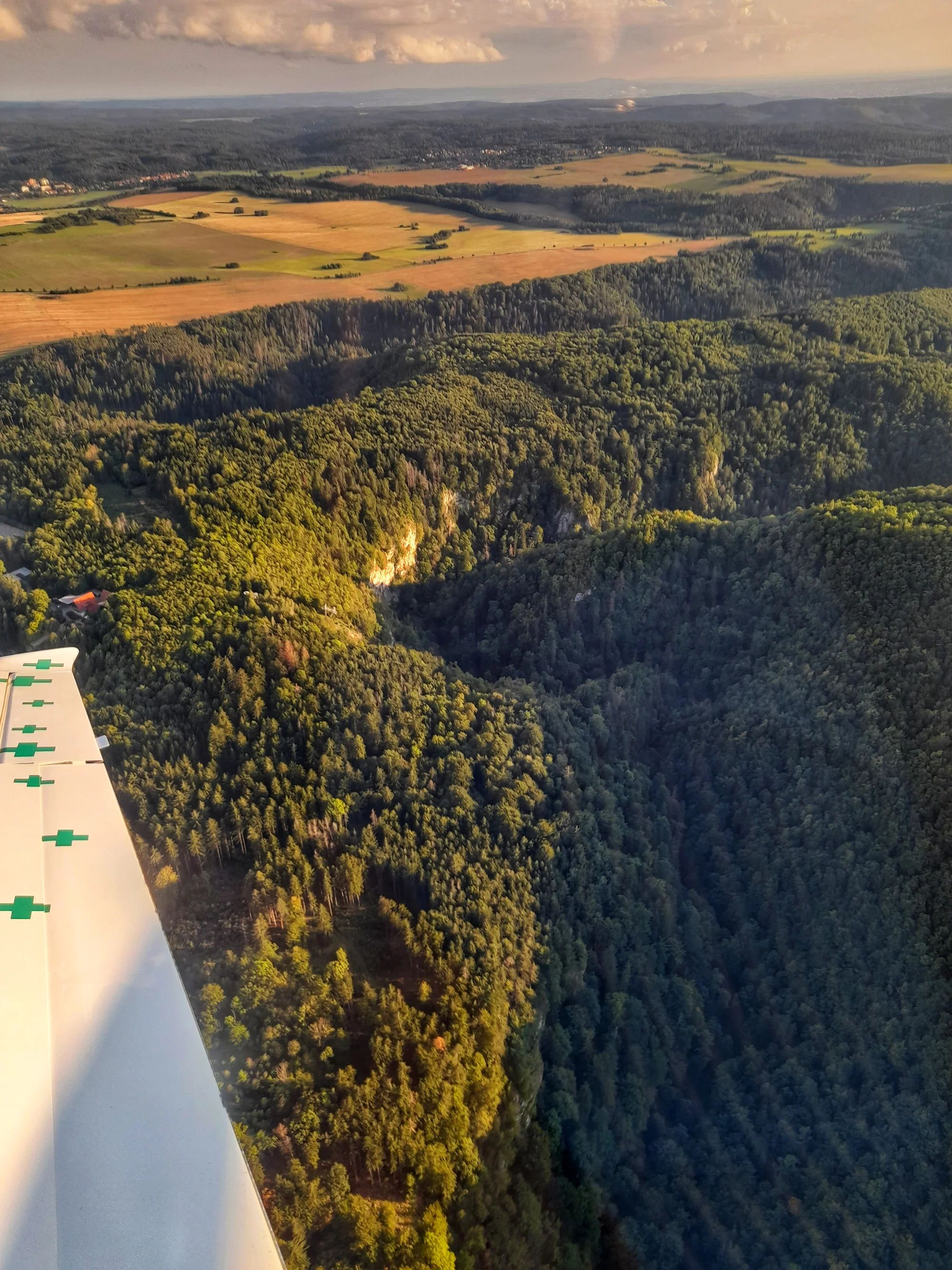 Romantický vyhlídkový let pro 2 osoby luxusním letadlem Cirrus SR 20 a k tomu sekt