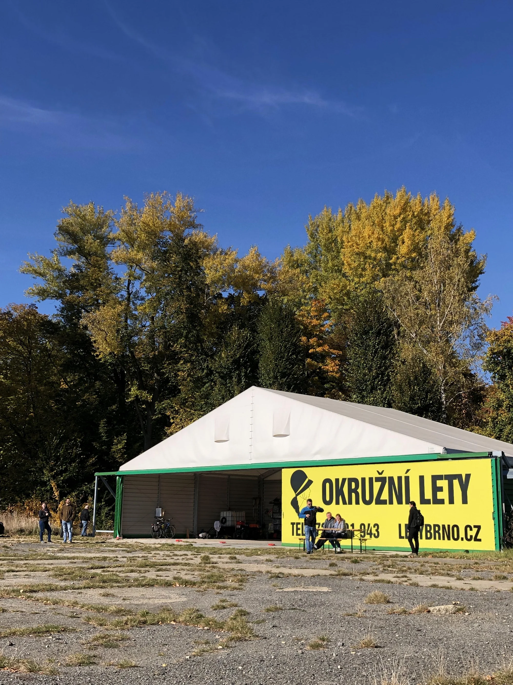 Vzneste se a kochejte se: vyhlídkový let v letadle Cessna 207 nad propastí Macocha