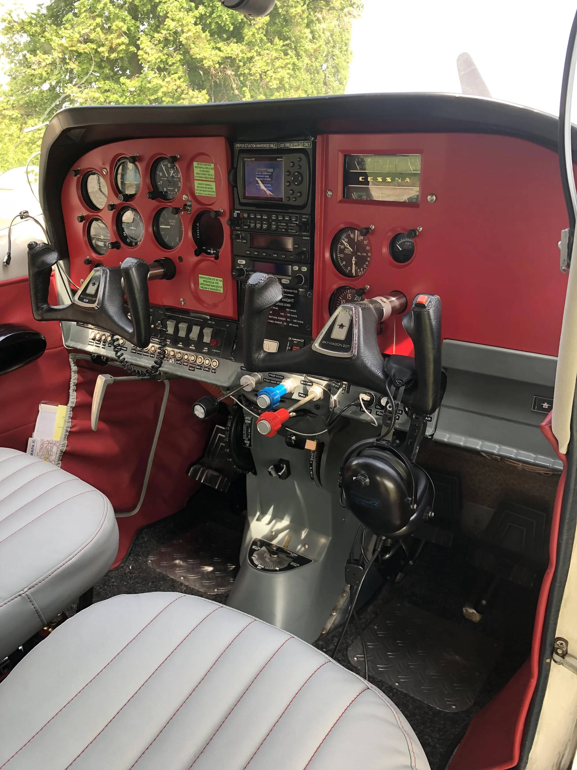 Vzneste se a kochejte se: vyhlídkový let v letadle Cessna 207 nad propastí Macocha