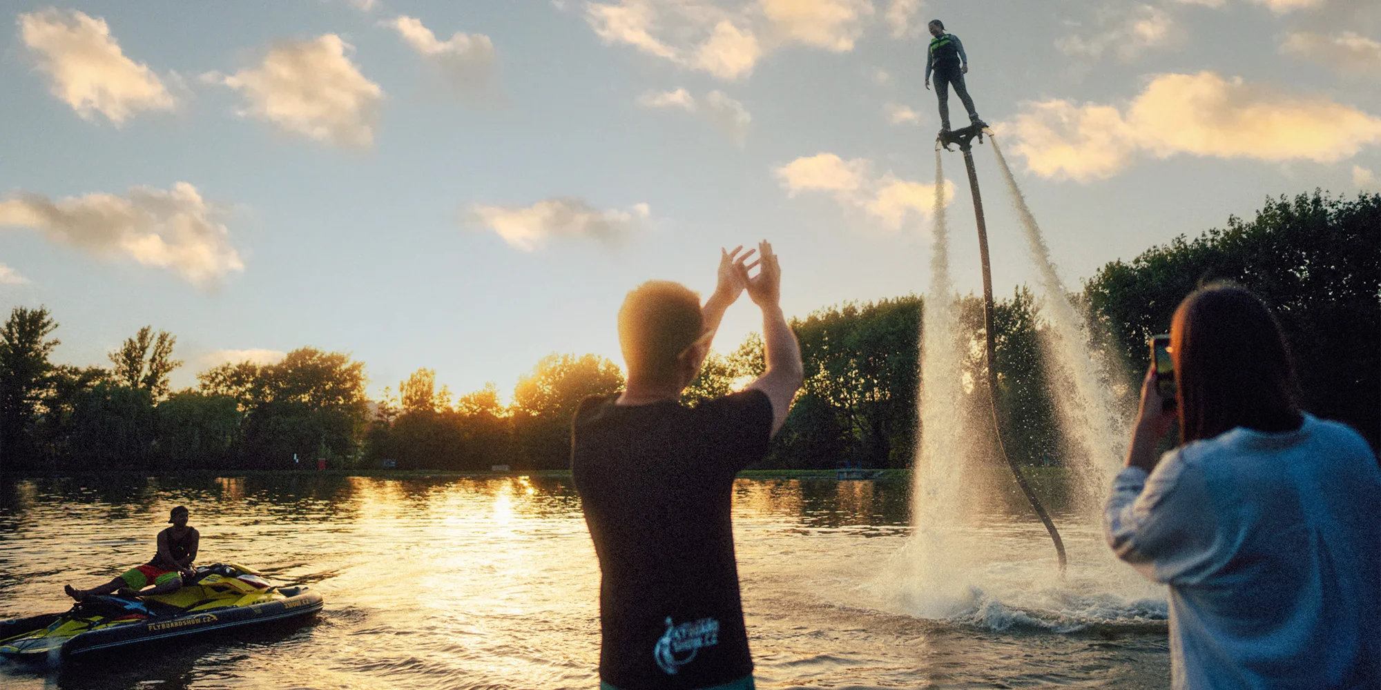 Zážitek na flyboardu na míru: tandemový let, dárková lekce či rozlučka se svobodou nebo jiná oslava