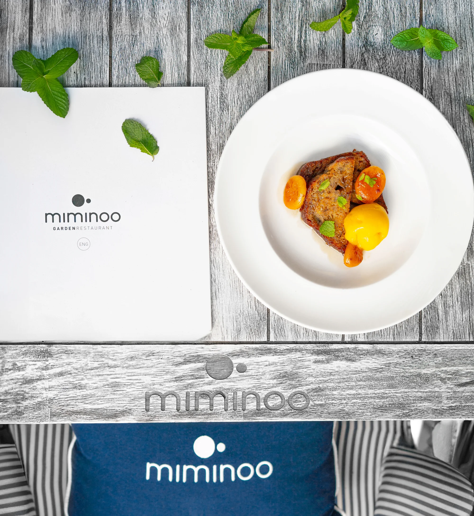 Dárkové poukazy na jídlo i nápoje ve 3 restauracích Žižkovské věže: Miminoo, Oblaca a Bistro 66