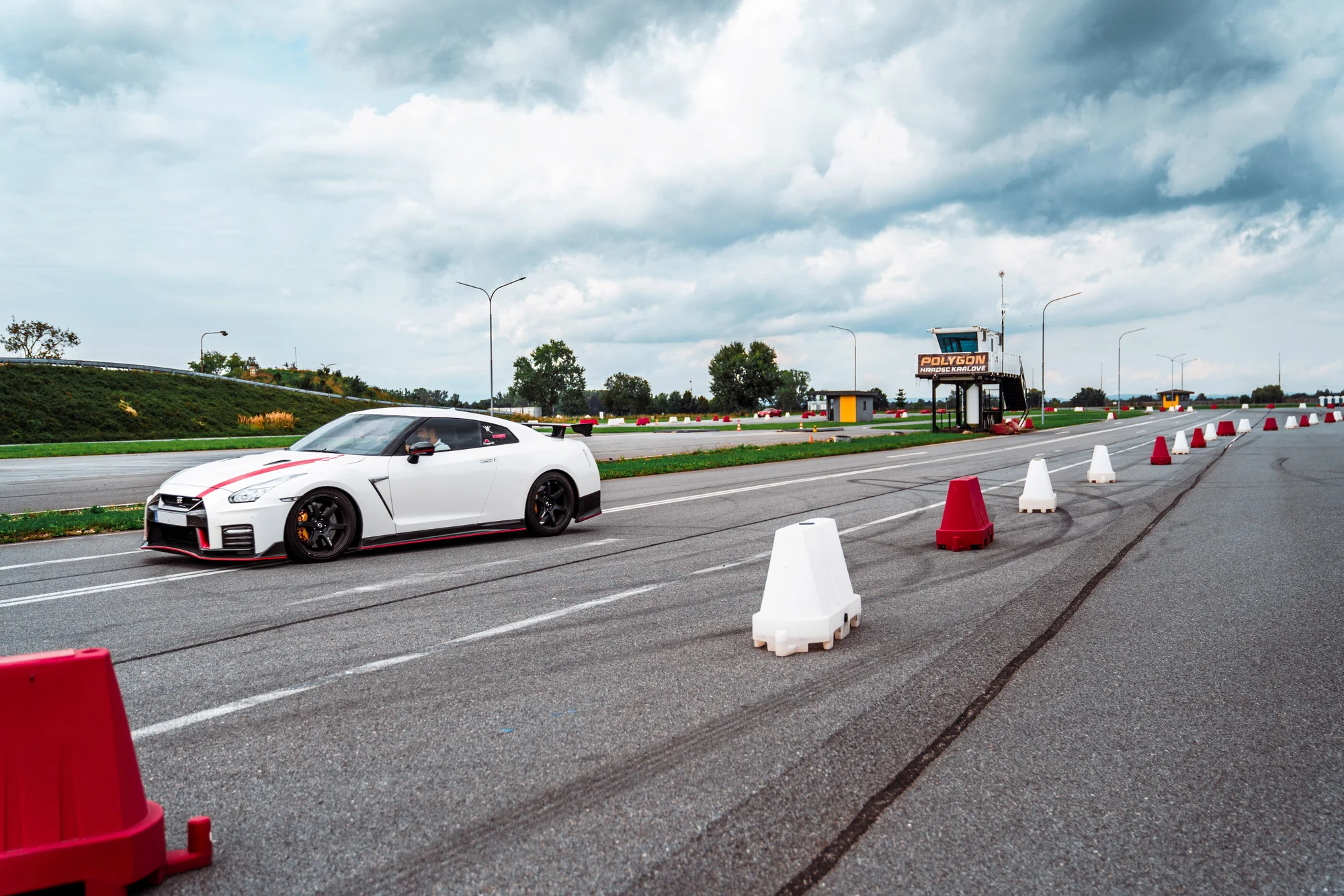 Jízda ve Ferrari, Lamborghini, Porsche, Chevroletu, Nissanu i speed taxi a na závodním simulátoru ve virtuální realitě