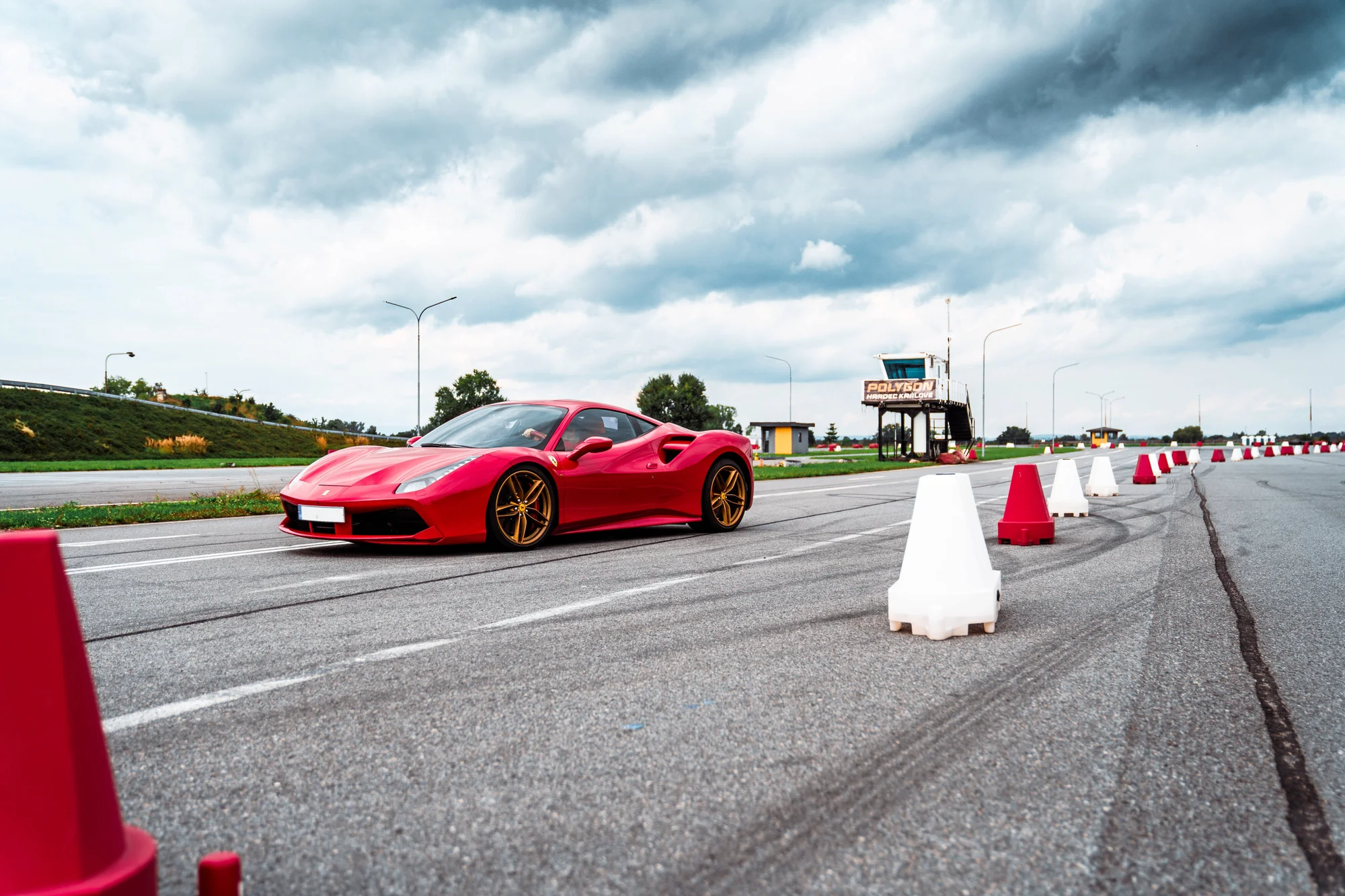 Jízda ve Ferrari, Lamborghini, Porsche, Chevroletu, Nissanu i speed taxi a na závodním simulátoru ve virtuální realitě