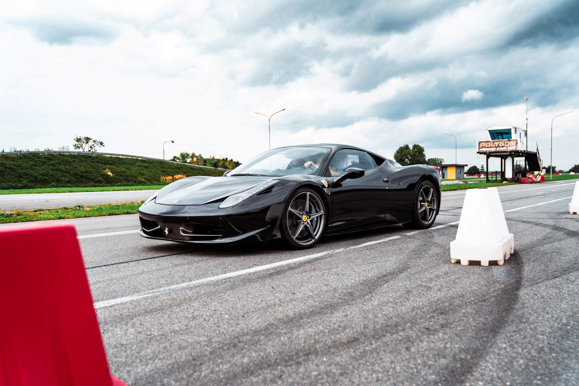 Jízda ve Ferrari, Lamborghini, Porsche, Chevroletu, Nissanu i speed taxi a na závodním simulátoru ve virtuální realitě