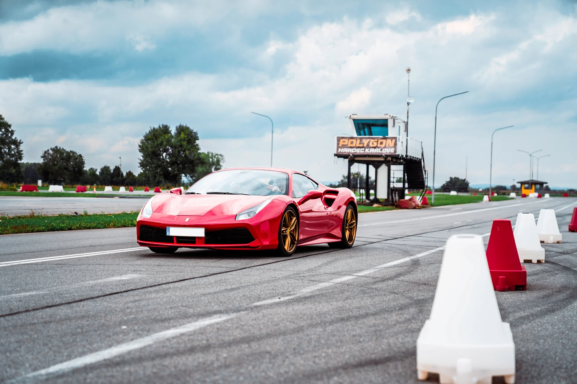Jízda ve Ferrari, Lamborghini, Porsche, Chevroletu, Nissanu i speed taxi a na závodním simulátoru ve virtuální realitě