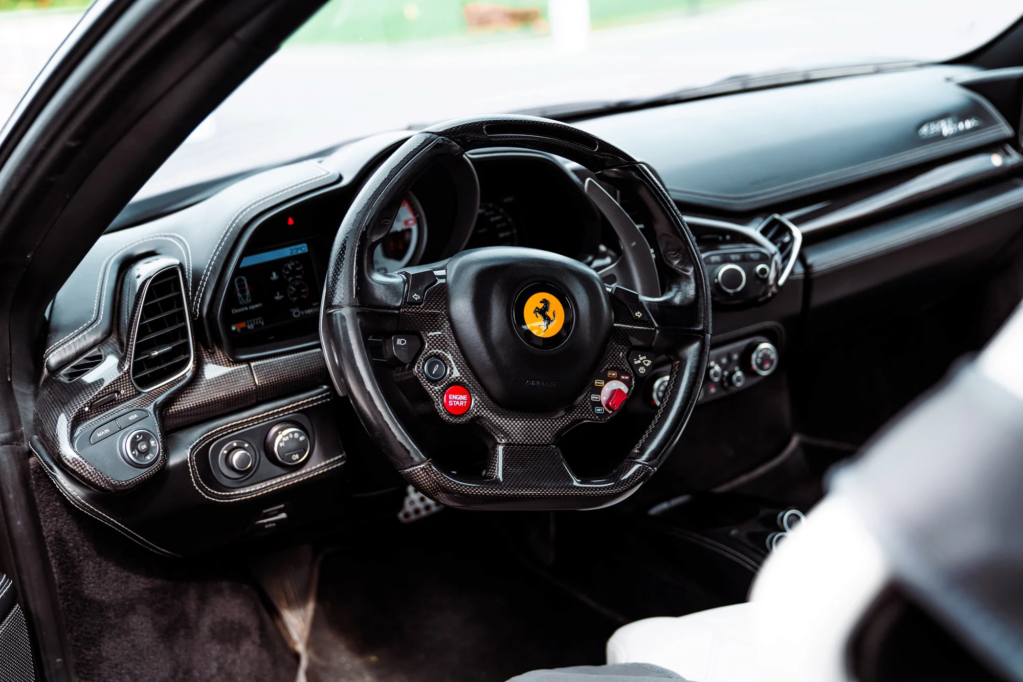 Jízda ve Ferrari, Lamborghini, Porsche, Chevroletu, Nissanu i speed taxi a na závodním simulátoru ve virtuální realitě