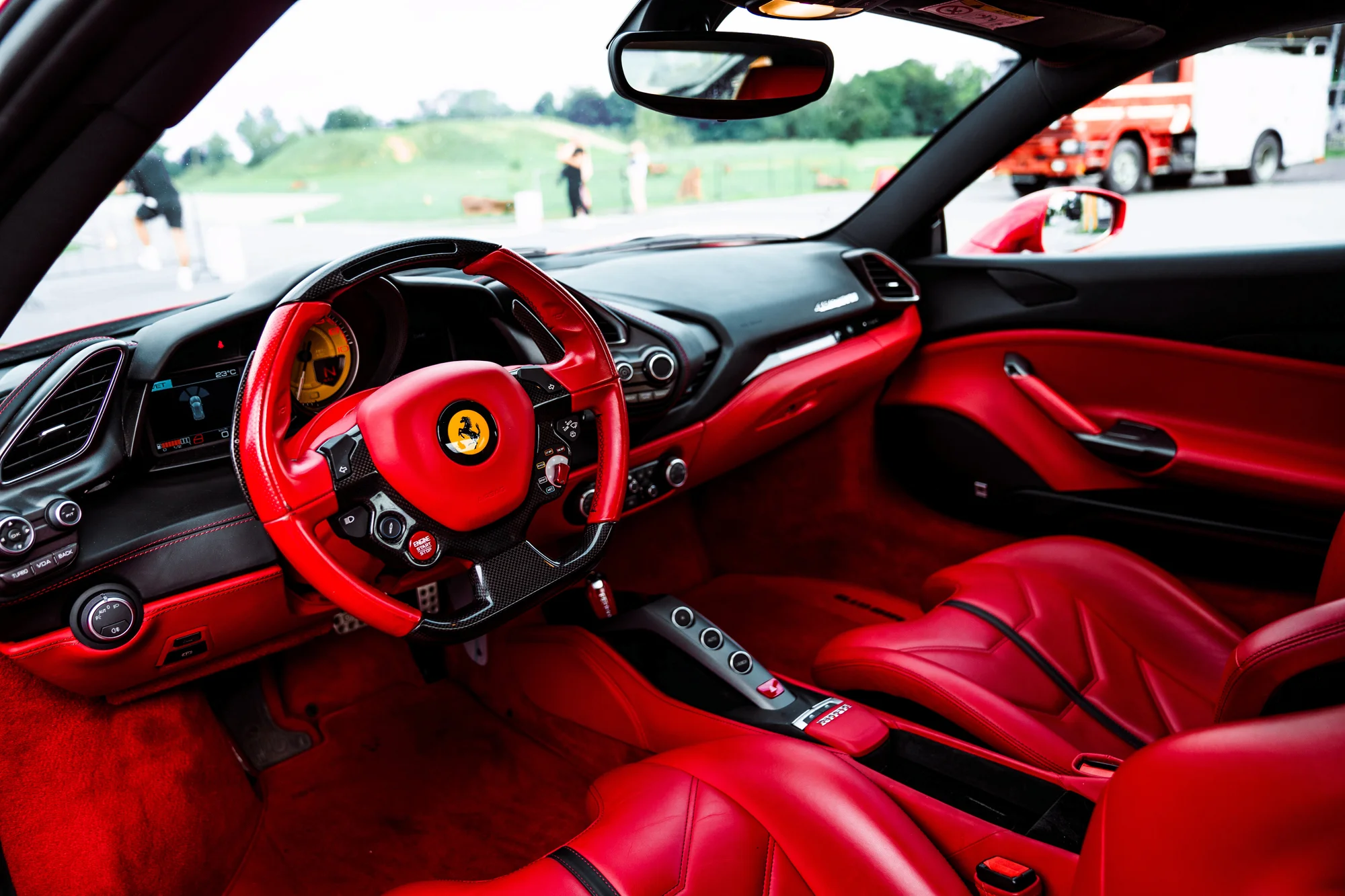 Jízda ve Ferrari, Lamborghini, Porsche, Chevroletu, Nissanu i speed taxi a na závodním simulátoru ve virtuální realitě