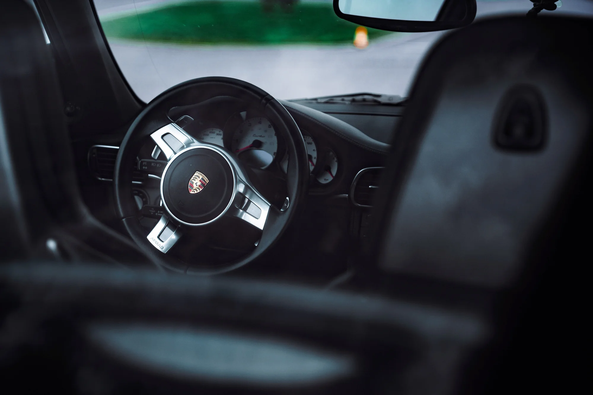 Jízda ve Ferrari, Lamborghini, Porsche, Chevroletu, Nissanu i speed taxi a na závodním simulátoru ve virtuální realitě