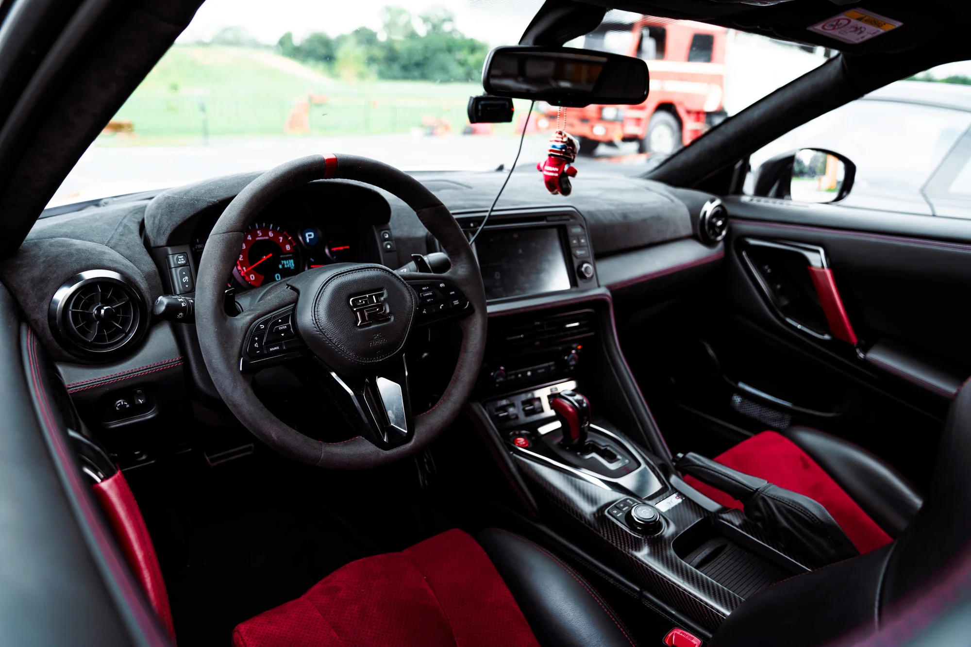 Jízda ve Ferrari, Lamborghini, Porsche, Chevroletu, Nissanu i speed taxi a na závodním simulátoru ve virtuální realitě