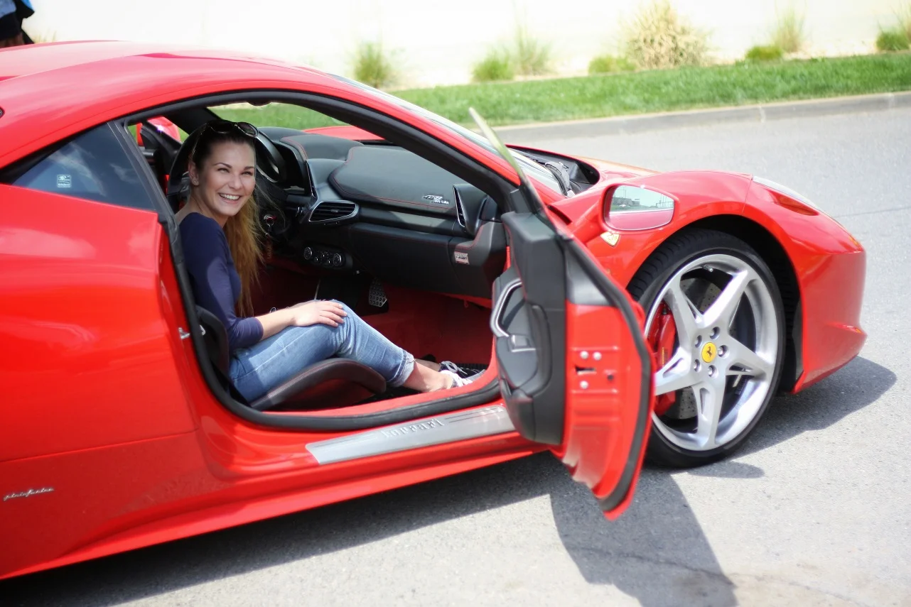 Jízda ve Ferrari, Lamborghini, Porsche, Chevroletu, Nissanu i speed taxi a na závodním simulátoru ve virtuální realitě