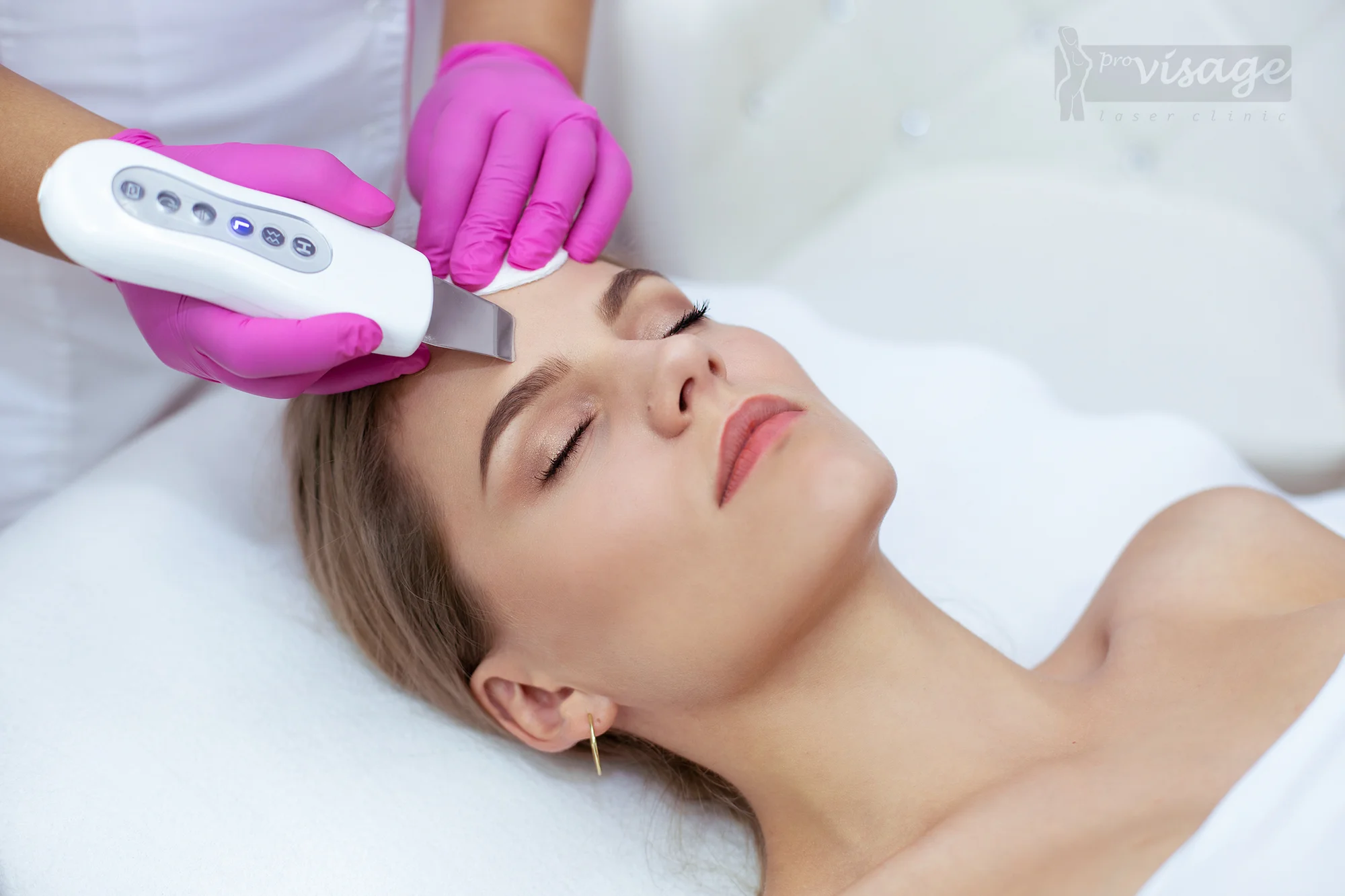 Diamantová mikrodermabraze, karbonový peeling nebo hloubkové čištění