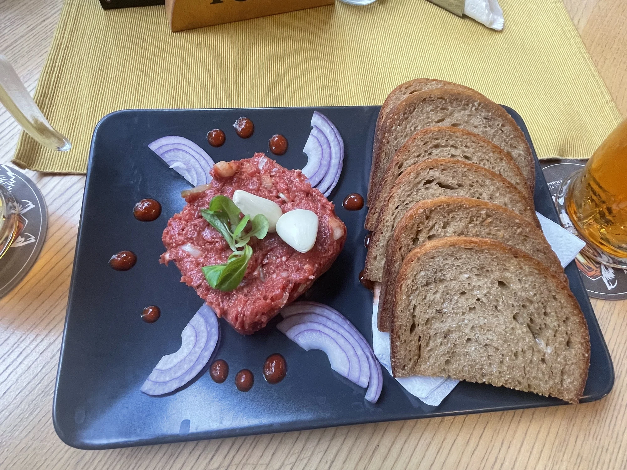 150 až 450 g hovězího tataráku s topinkami a 2-6 piv k tomu