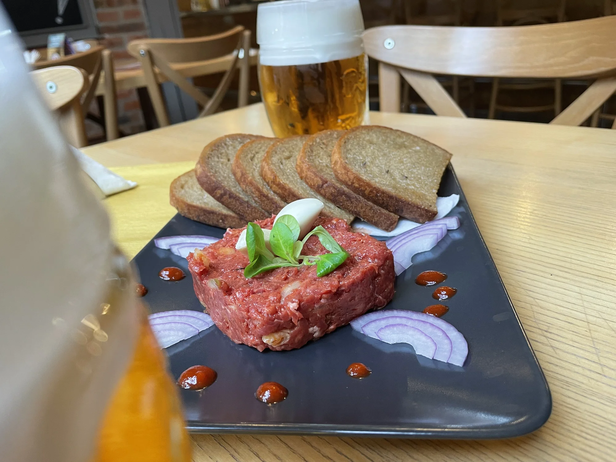 150 až 450 g hovězího tataráku s topinkami a 2-6 piv k tomu