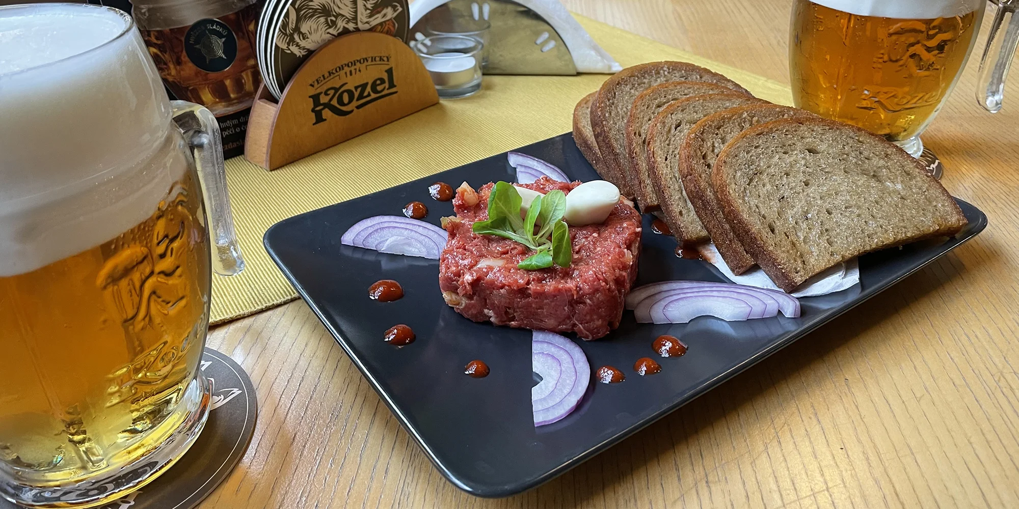 150 až 450 g hovězího tataráku s topinkami a 2-6 piv k tomu