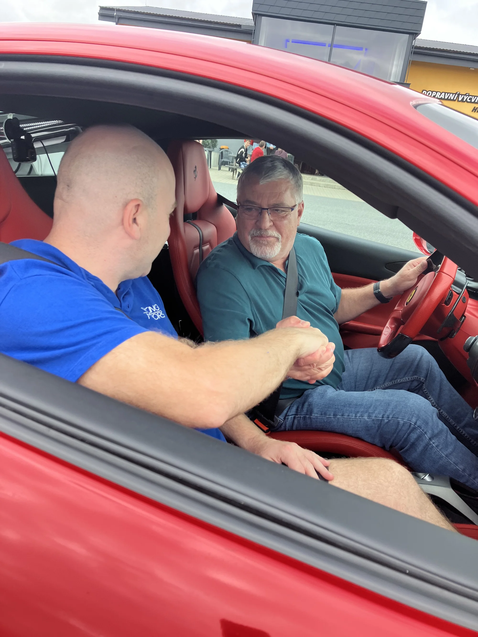 Jízda ve Ferrari, Lamborghini, Porsche, Chevroletu, Nissanu i speed taxi a na závodním simulátoru ve virtuální realitě