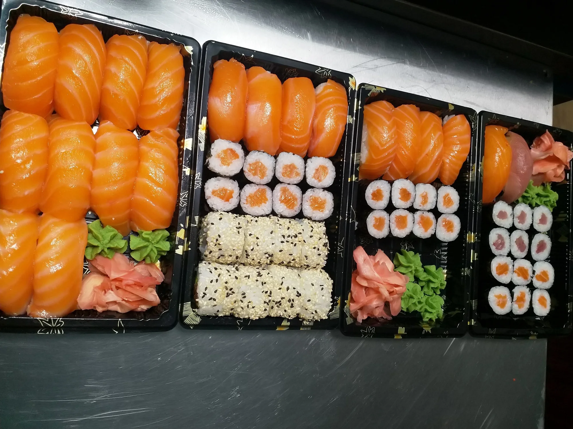 Pestré sushi sety ve Vršovicích: 12 nebo až 71 kousků i s polévkou a salátem wakame