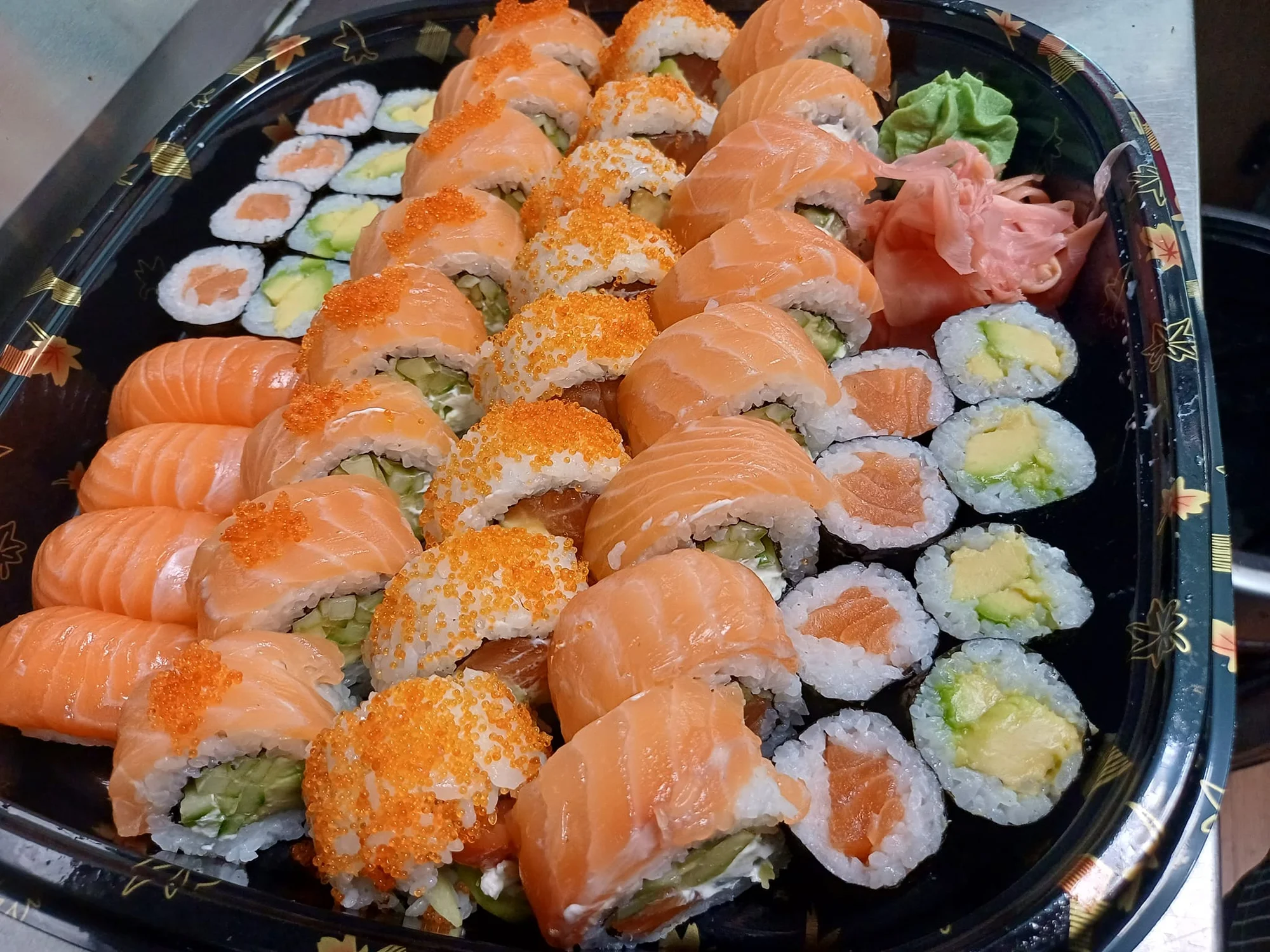 Pestré sushi sety ve Vršovicích: 12 nebo až 71 kousků i s polévkou a salátem wakame