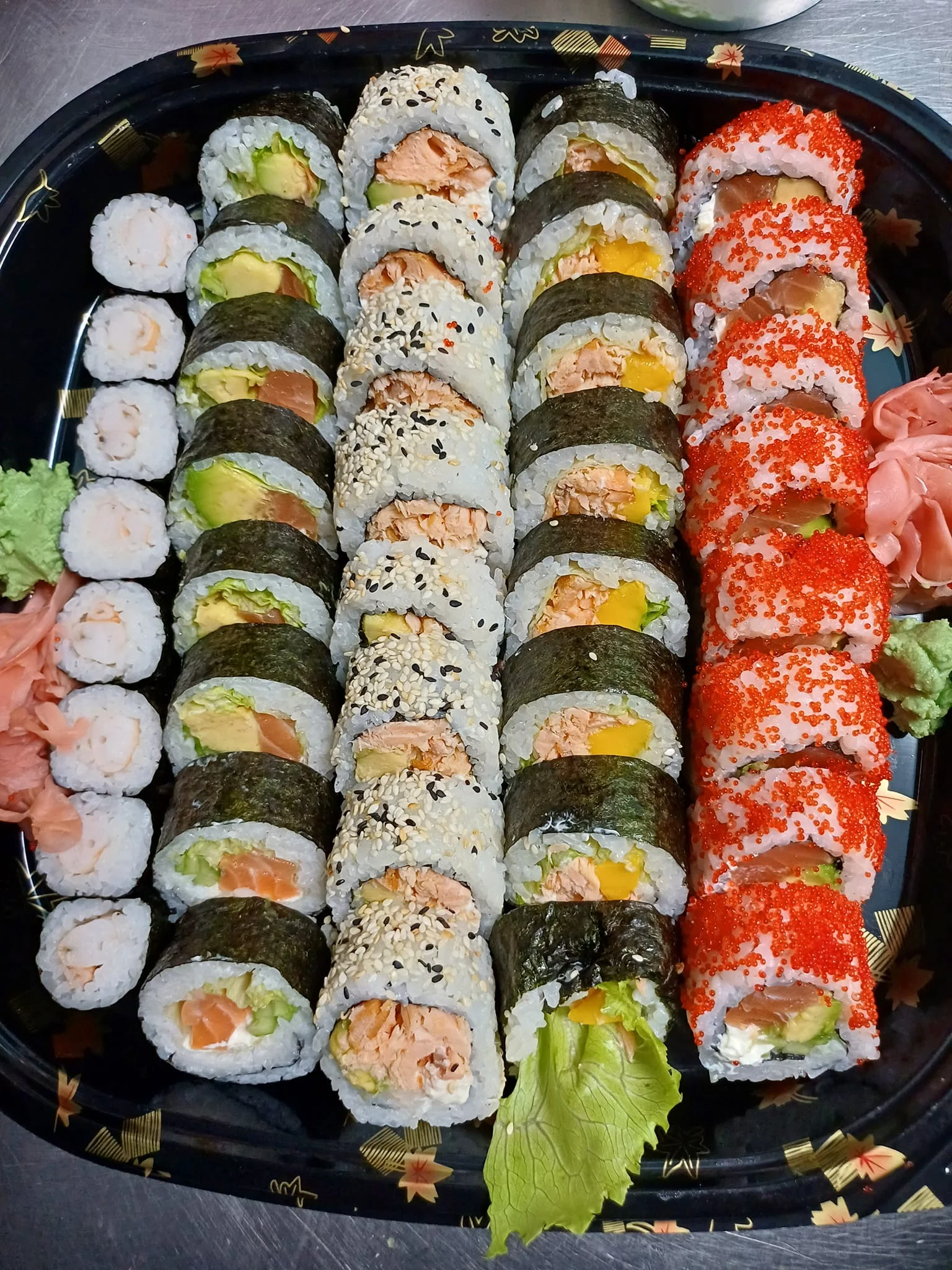 Pestré sushi sety ve Vršovicích: 12 nebo až 71 kousků i s polévkou a salátem wakame