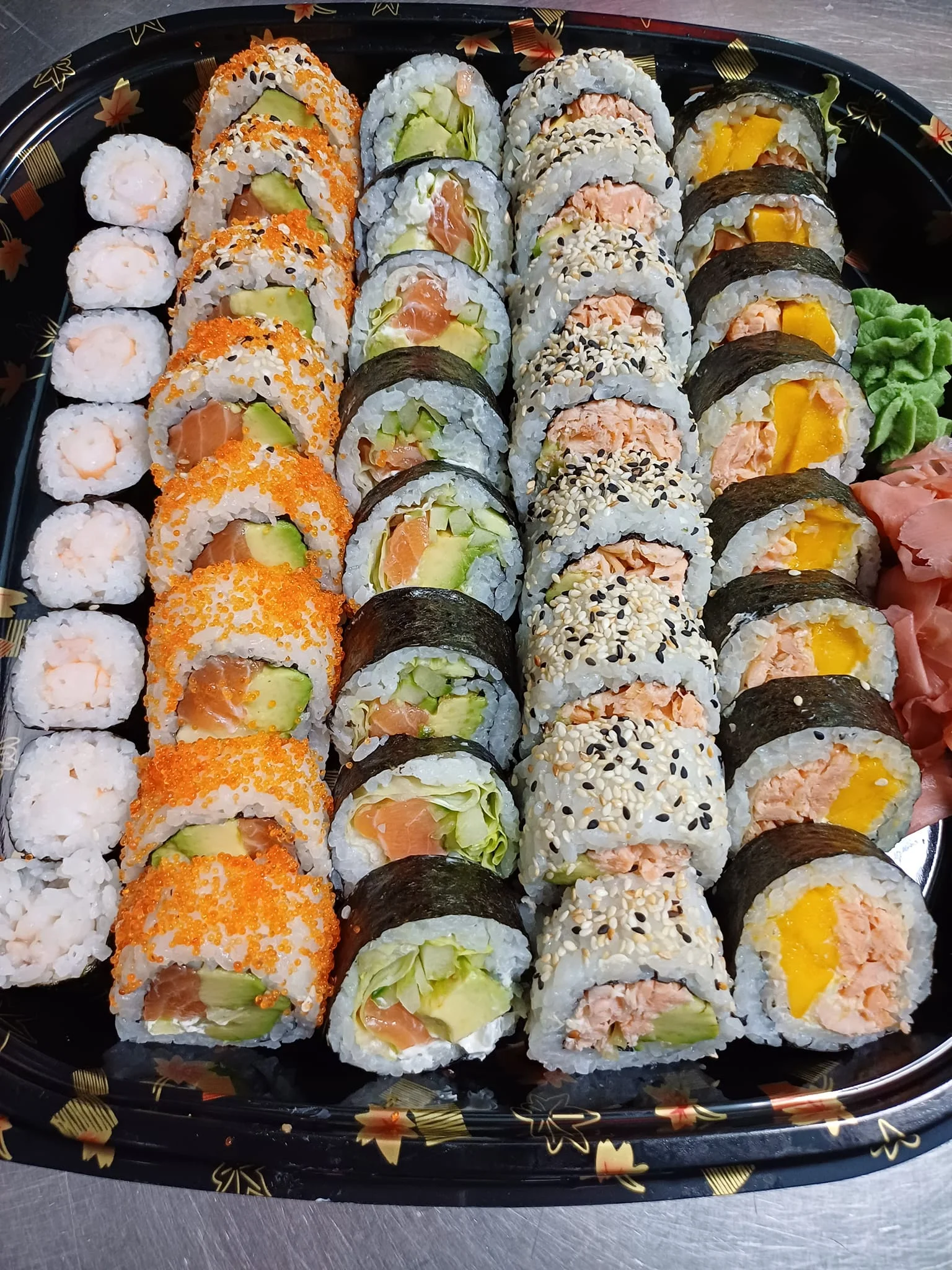 Pestré sushi sety ve Vršovicích: 12 nebo až 71 kousků i s polévkou a salátem wakame