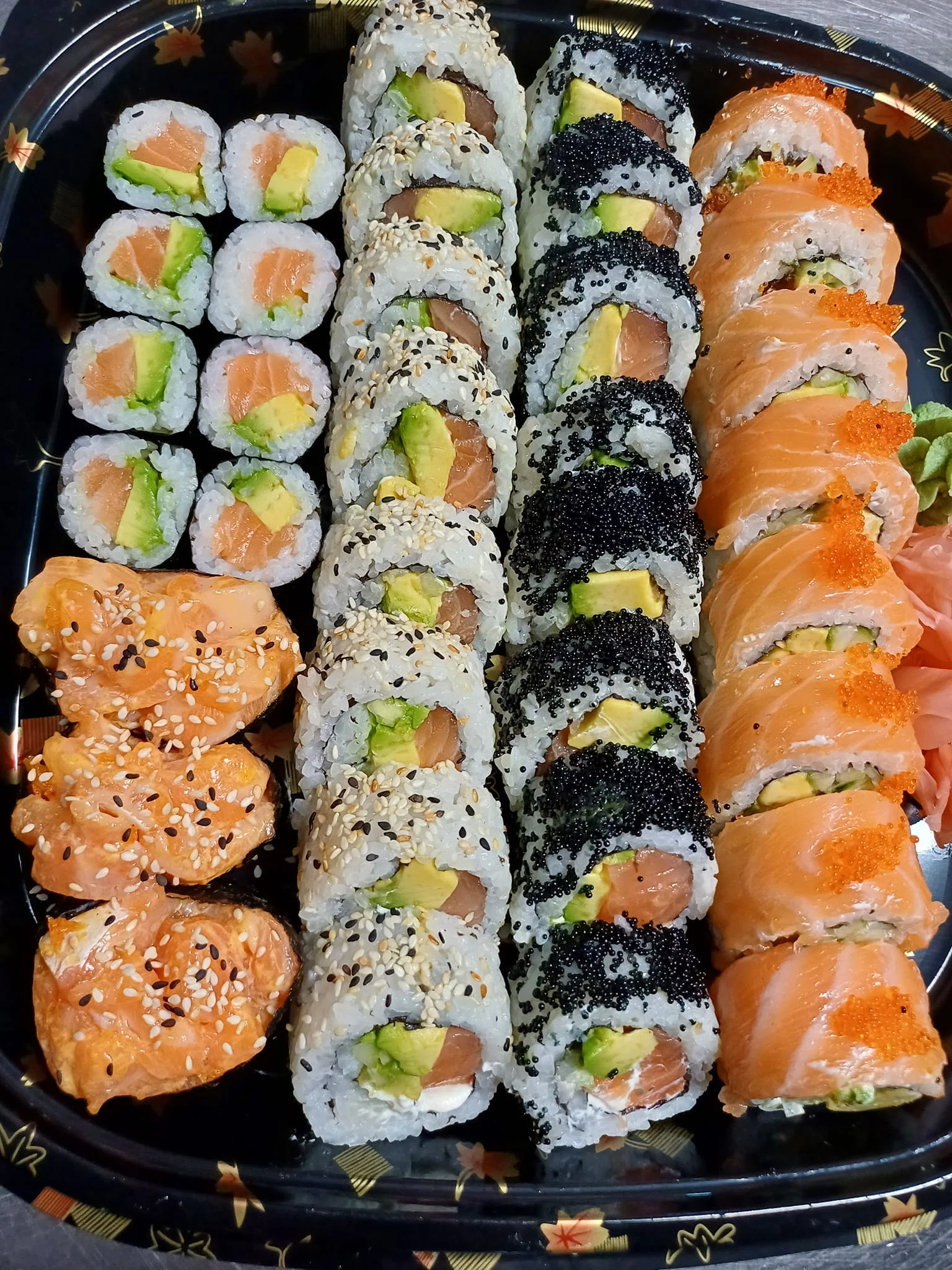 Pestré sushi sety ve Vršovicích: 12 nebo až 71 kousků i s polévkou a salátem wakame