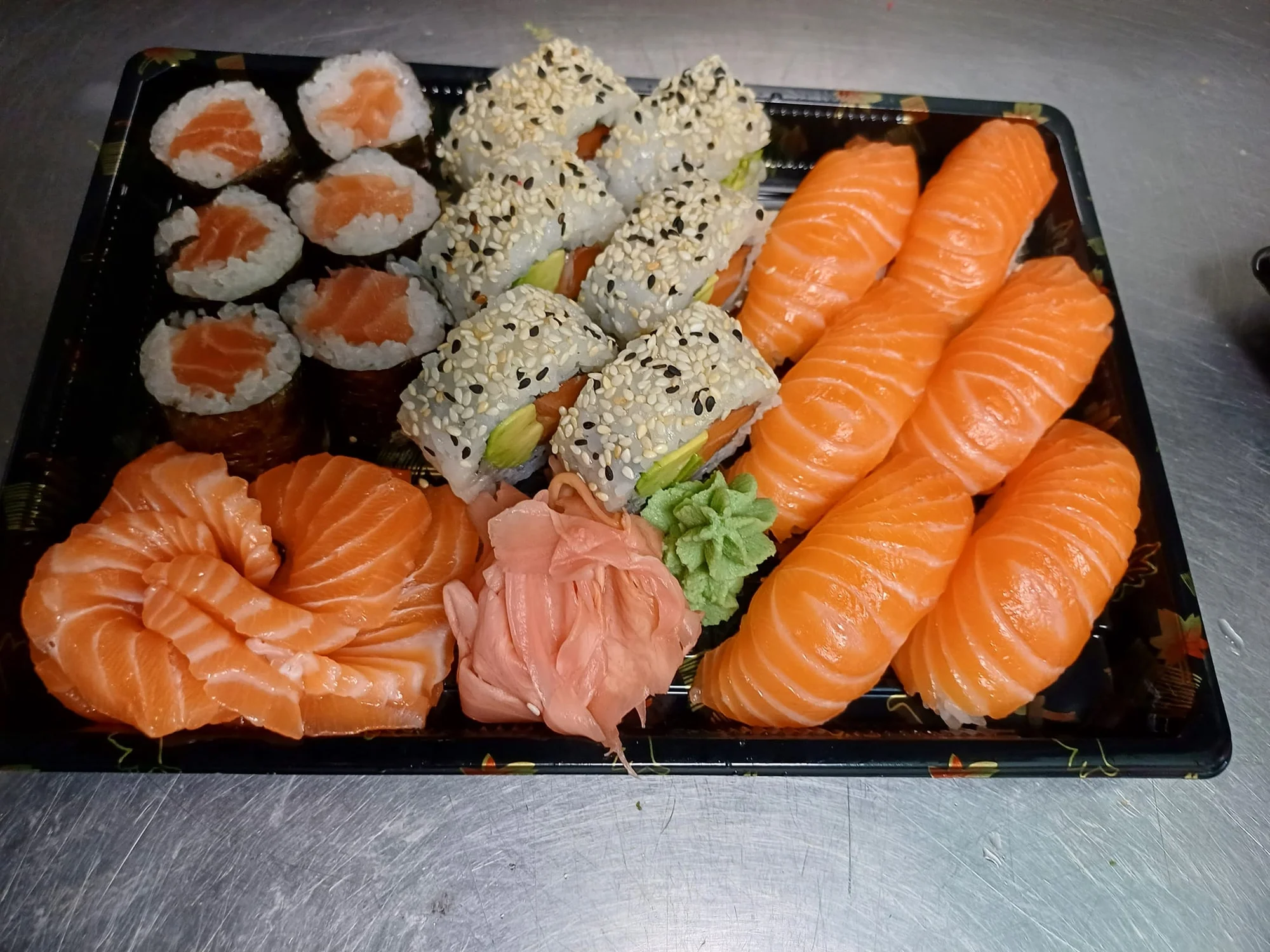 Pestré sushi sety ve Vršovicích: 12 nebo až 71 kousků i s polévkou a salátem wakame